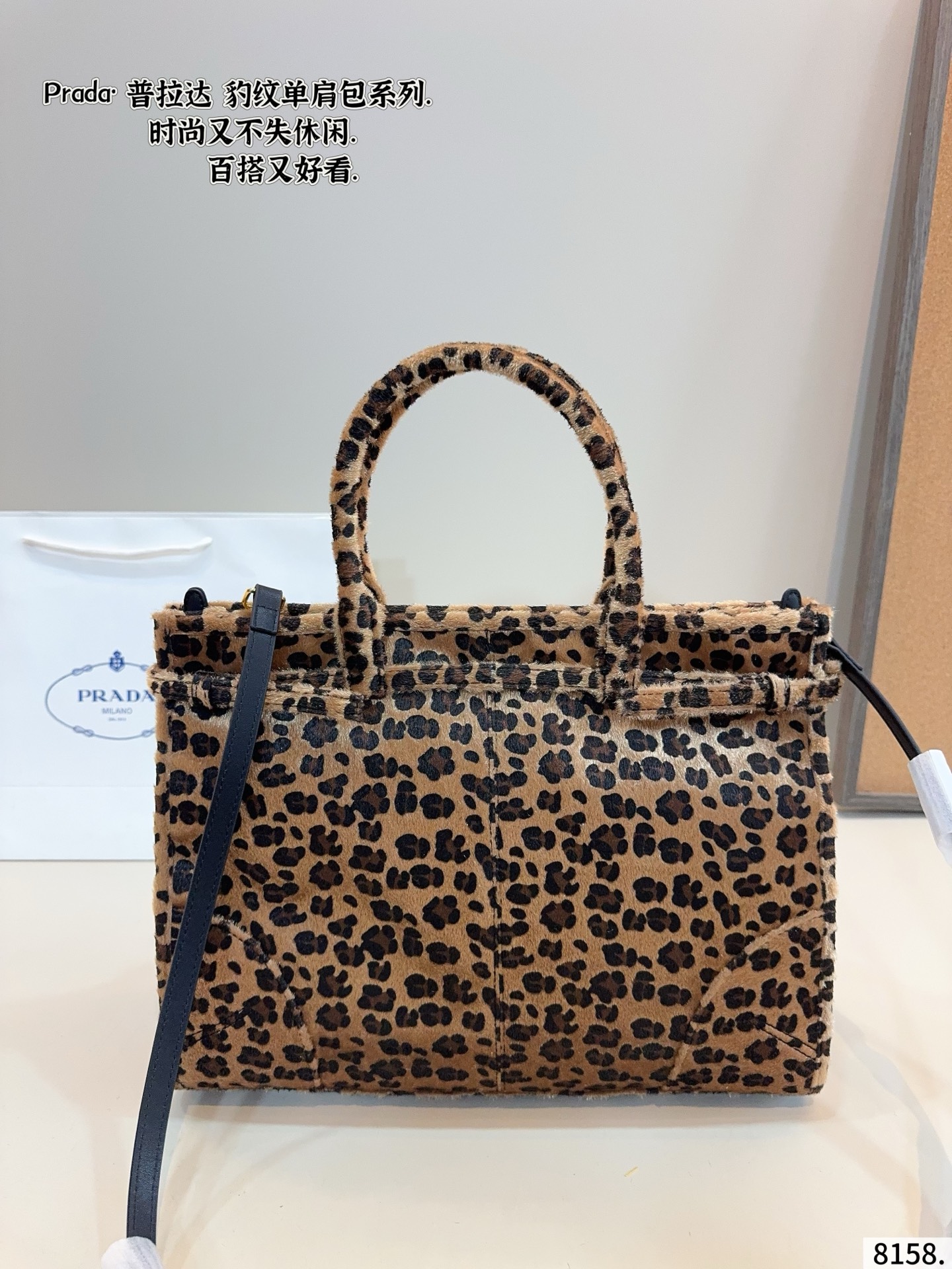 p180 普拉达PRADA Soft lux单肩包. 质感很高级 容量超级大也很耐用 日常出街背它回头率百分百 就是这种随性慵懒感尺寸：38*13*28cm