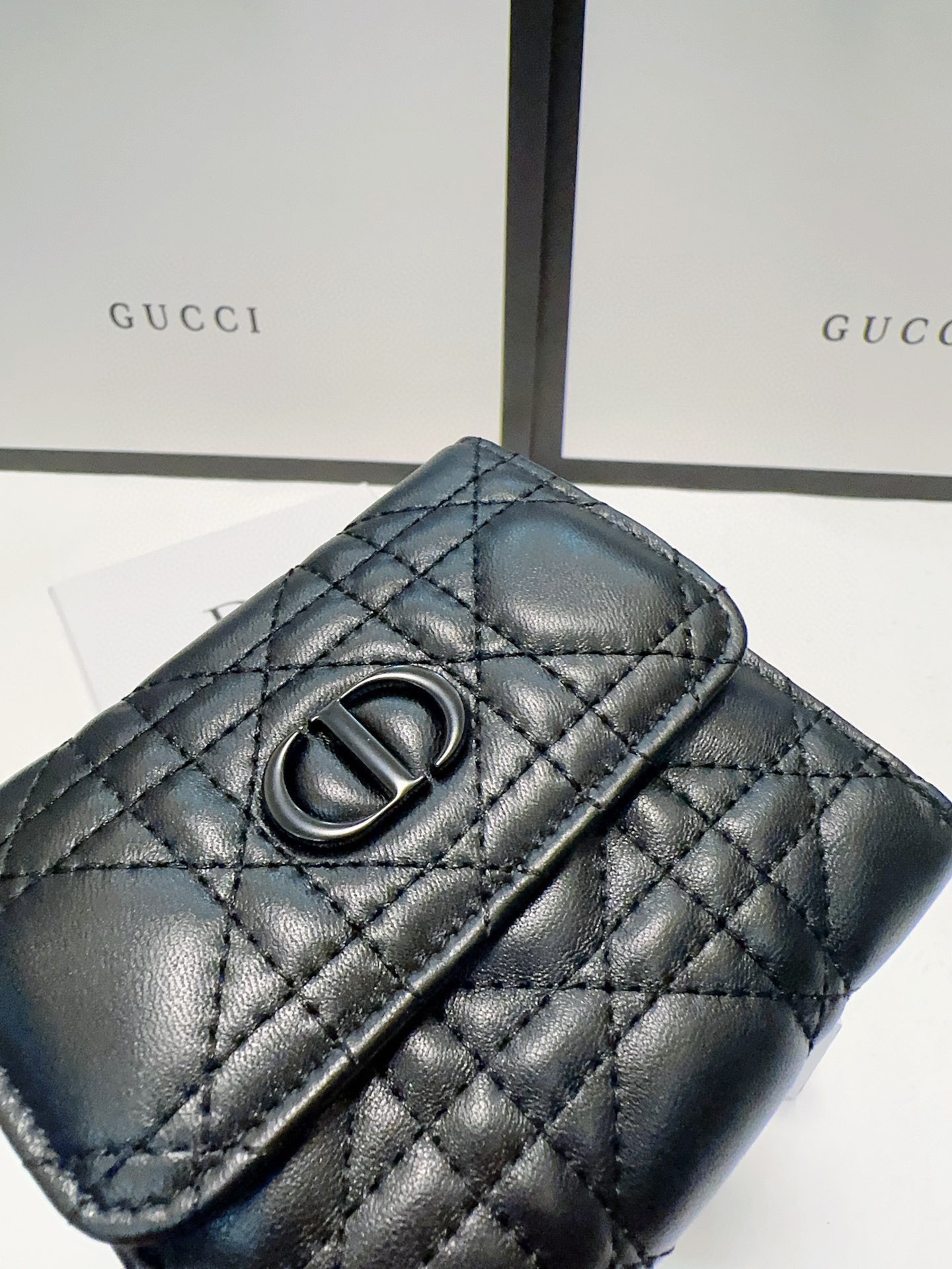 P85🎀🎀颜色 黑🎀尺寸 11x10🎀迪奥专柜同步👏时尚钱包，优质小羊皮👍🏻高档古铜五金配件，内阁丰富，超级实用❗️现货高品质[得意]