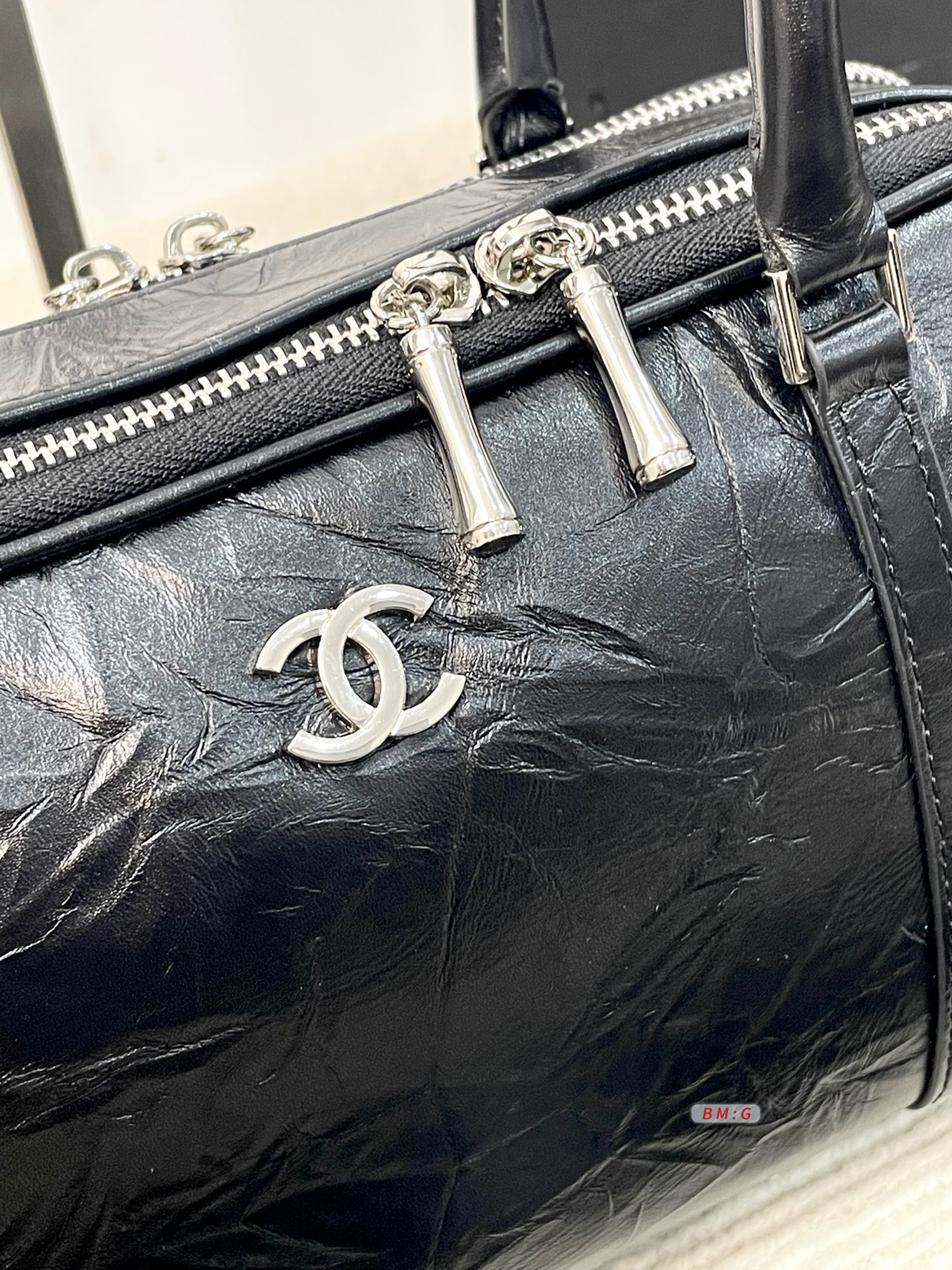 💰225 香奈儿黑色油蜡皮保龄球包，经典弧形设计，油蜡皮自带褶皱纹理，复古又高级✨。正面金属双C Logo超有辨识度，拉链开合更安全。内部空间合理，通勤休闲都能装。手柄弧形，手提肩背都OK，实用又时髦。 尺寸：31*9*16.5