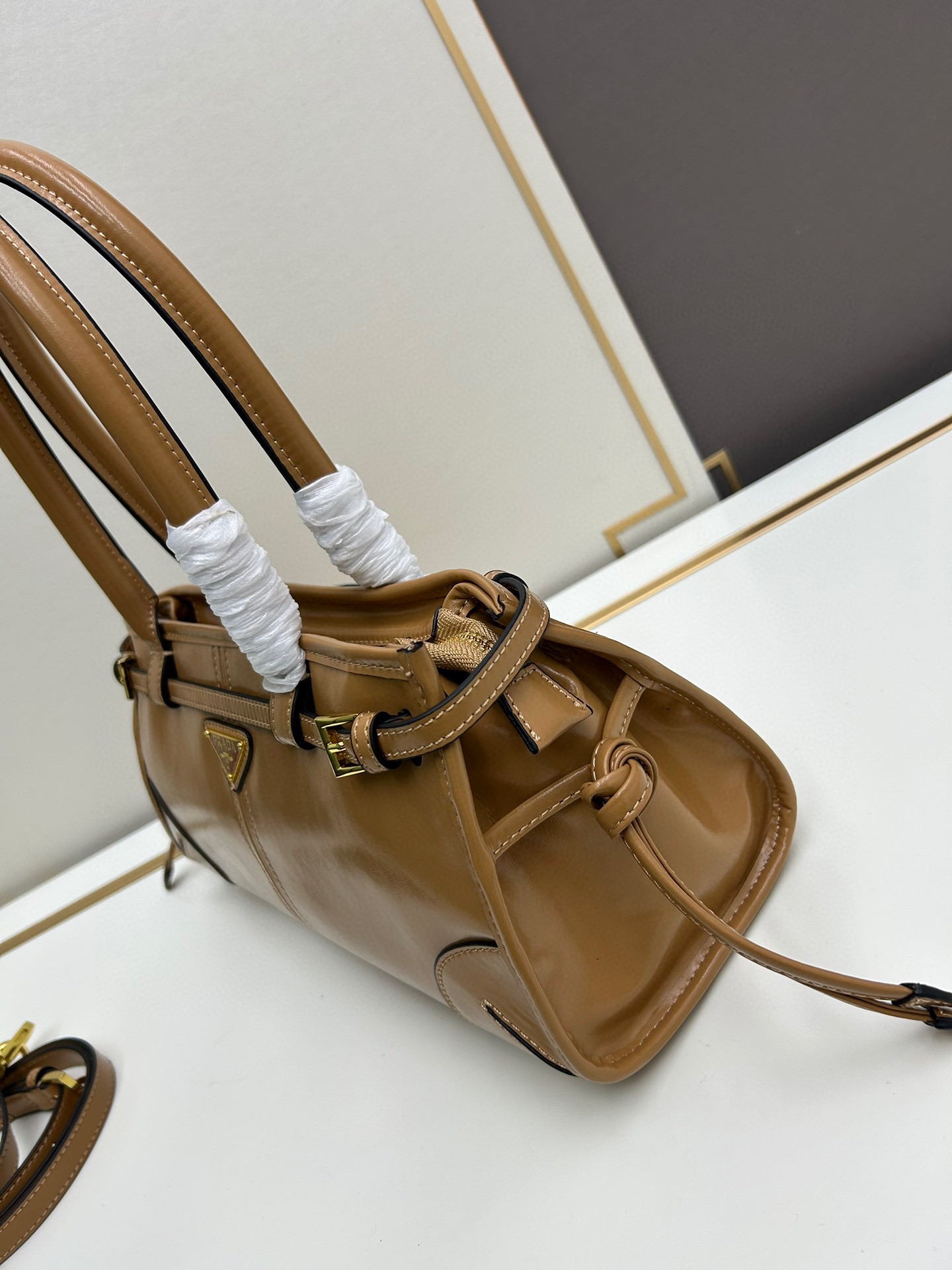 大号💰288包邮‼️ 小号💰258包邮‼️ Prad* Solf lux 手提斜挎包 秋冬爆款油蜡皮系列 黑金配色真是时髦精必备，复古风拿捏恰到好处，氛围感十足，油皮质感，上手很輕 以纯黑色为主体，黑金三角小铭牌点缀在包上，随性而不失精致 真是太好。型号:BG446 大号尺寸：底长38x高25x宽13cm 小号尺寸:底长32x高15x宽12cm