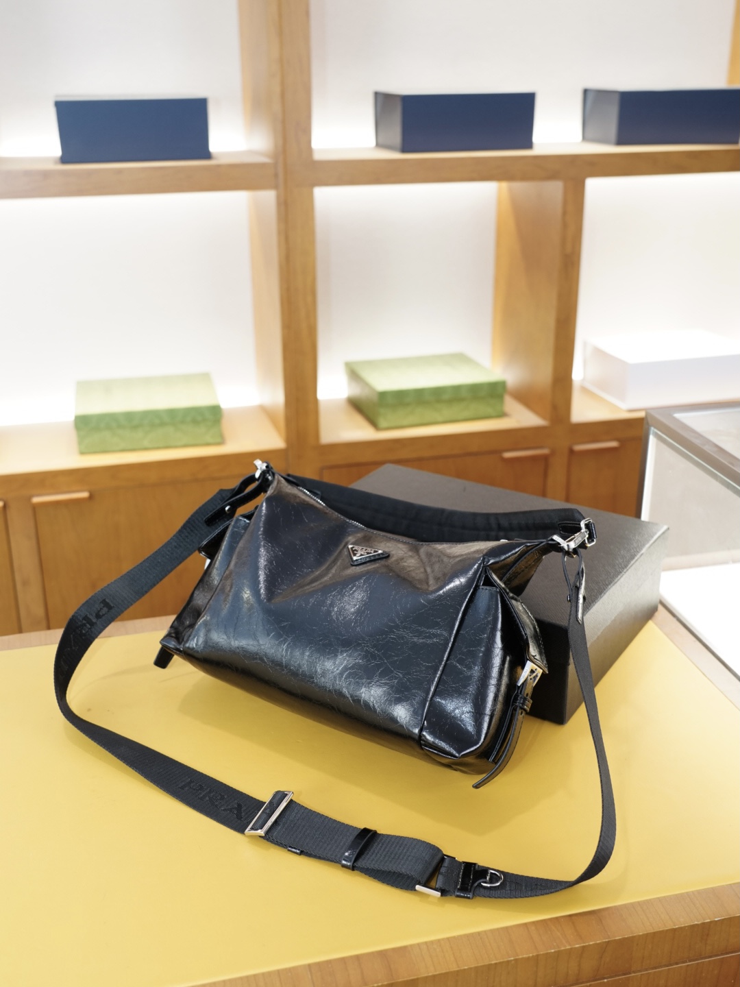 P140 🇮🇹 PRADA 普拉达 官网同步 高版本 斜挎单肩背包 永恒不过时的标志性产品 纯原单牛皮 顶级五金制作 非市面普通版本 贸易公司订单货 全部实拍 实用性非常高 完全不用担心穿搭 配全套包装礼品盒 【规格：30x20x10】