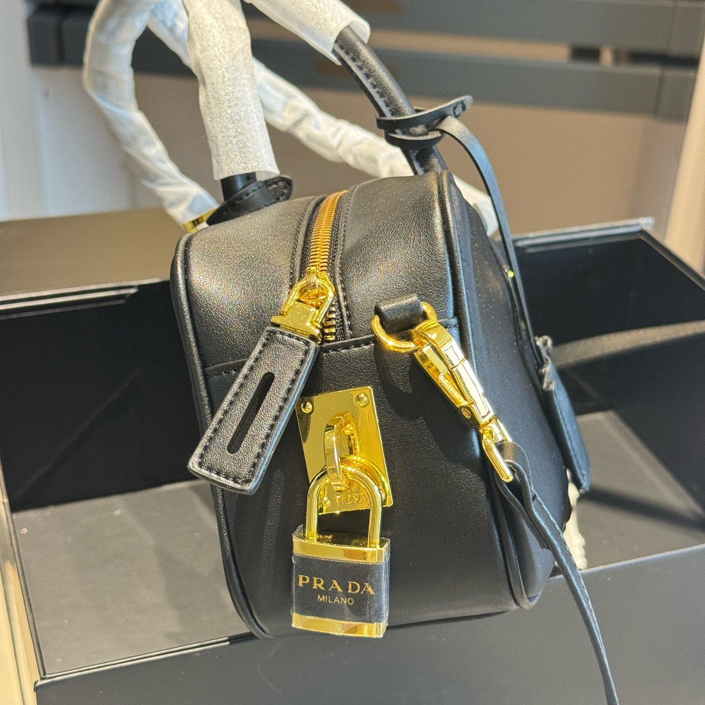 🅿️185～🅿️190～🅿️195✅新品推荐🔜 高端货🔥Prada普拉达专柜新款锁头腋下包～👍明星同款！到哪都是回头率👍专柜同款哦！品质堪比正品！进口面料外出轻便实用！原版顶级五金🎁原版礼盒包装（size：小号28*14 中号30*18 大号34*23）