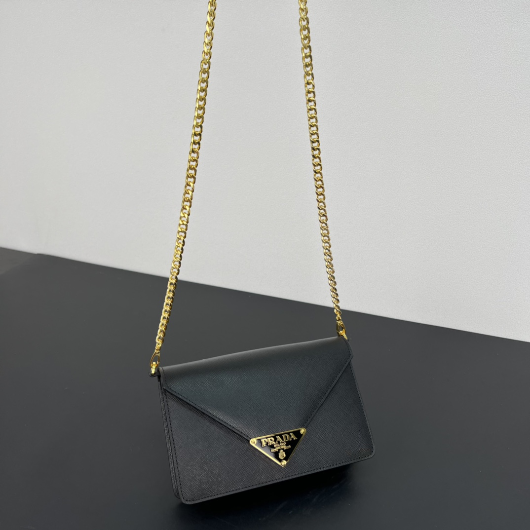 💰318包邮🉐️【顶级原单】P家🌹专柜🎉新款斜挎包🎉1BD318到货啦🎉🎉这款翻盖式单肩包采用Saffiano皮革打造，内配小羊皮。展现匠心设计，柔美设计一览无余。翻盖开合的尖端饰以涂珐琅金属三角形徽标，配有可拆卸长肩带/又可当手包😘😘精致的迷人魅力，简约大气，值得拥有。赶紧入手吧🎉🎉尺寸：长21.5x高14x底4cm🎉🎉🎉👏👏