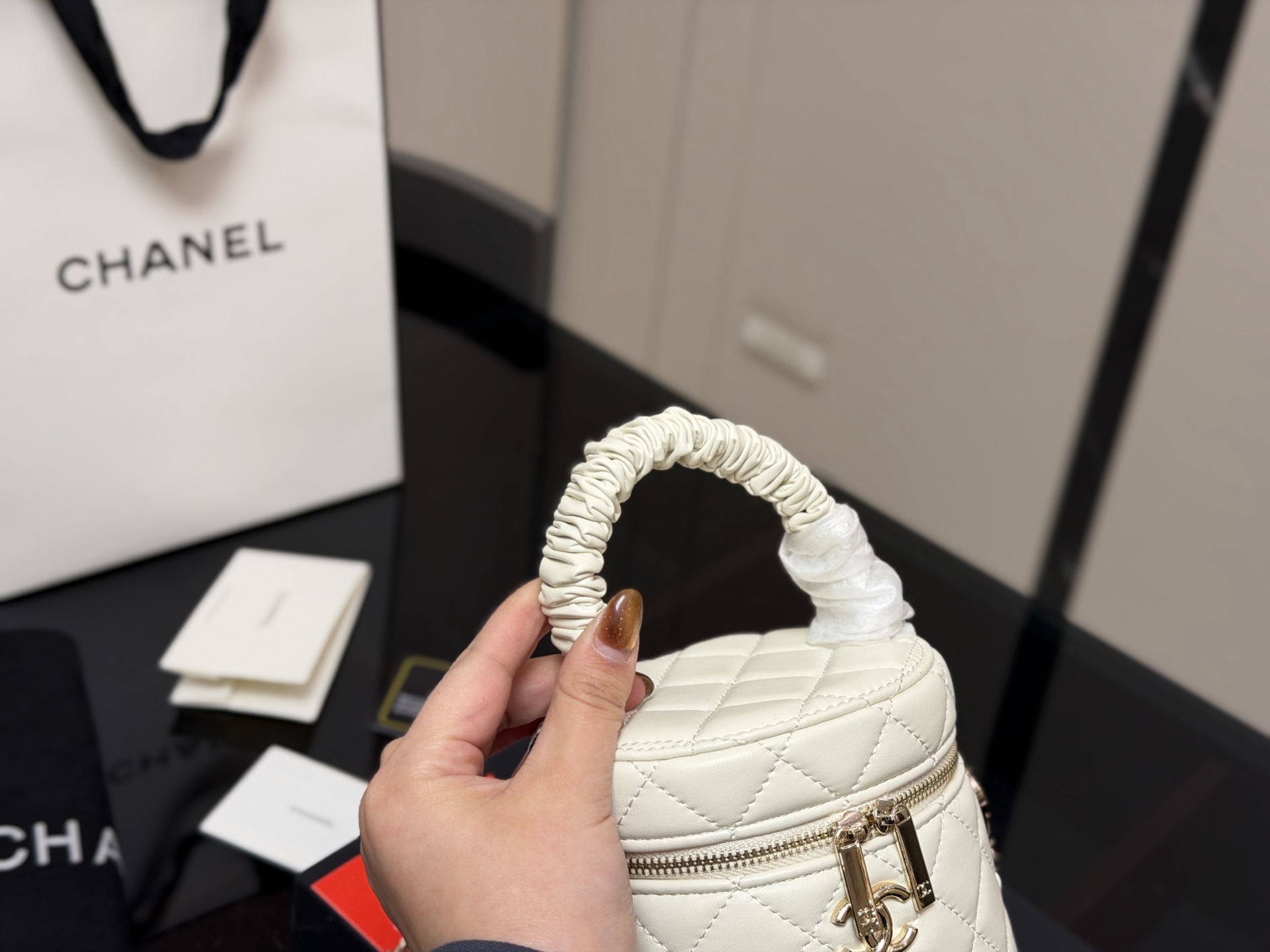 &yen;165 折叠盒 香奈儿Chanel 是美到炸裂的水桶包!! 很精致,容量也超级力! 手机纸巾卡 包唇膏绝无问题,精致得不行! 而且.上身效果棒棒的,链子长度刚好, 取东西 超方便 上身效果不错,不挑人，轻巧, 容量大,肯定实用! 尺寸:13.13cm