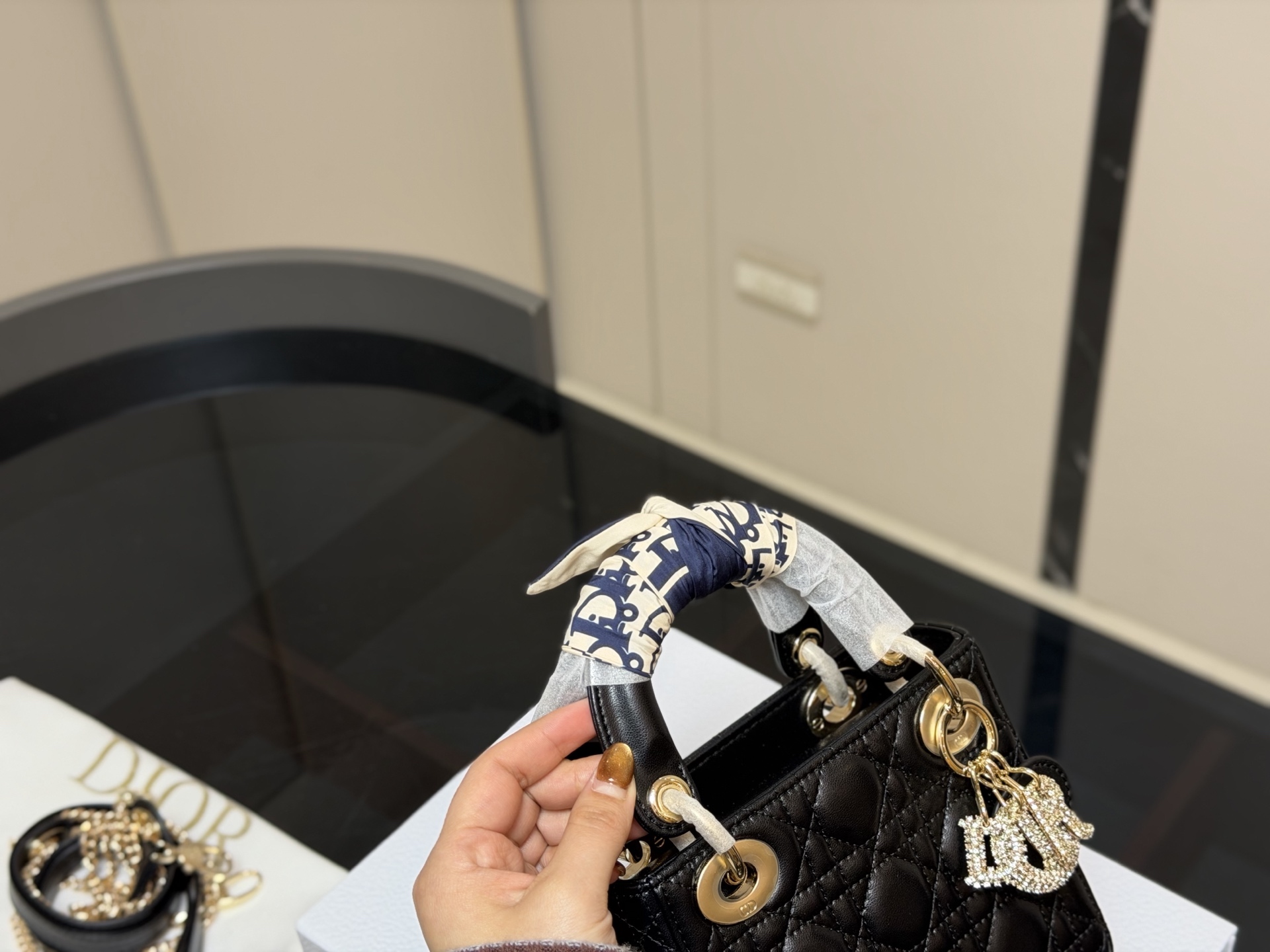 &yen;205 配折叠盒 尺寸:17*13cm 高品版.升级出货 ✅ 迪奥 戴妃羊皮 每个颜色真的太好看啦 是不是都需要它！