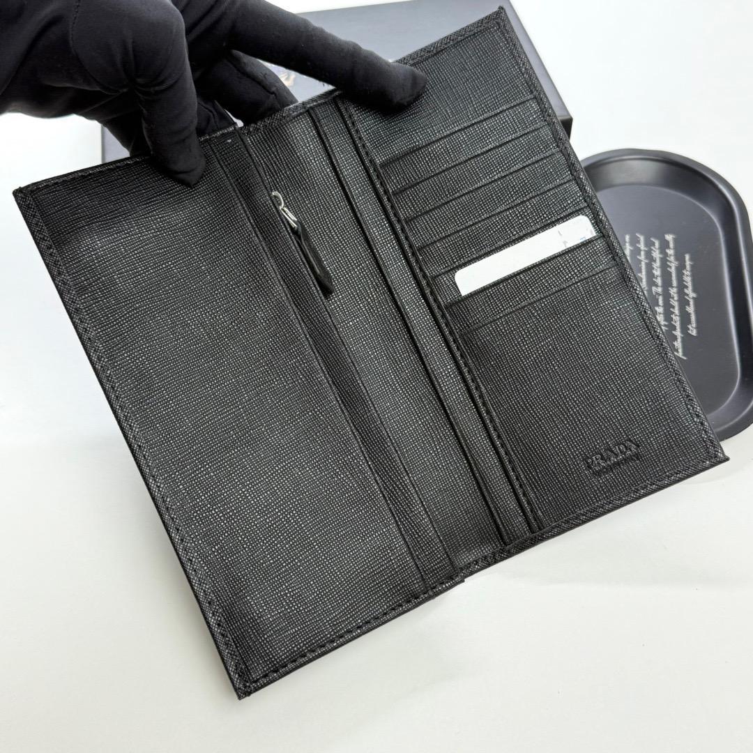 短p75长p85🎀🎀颜色 黑色 🎀尺寸长19x10 短12x10🎀普拉达🔥专柜款🔥男士十字纹长短款对折👍一比一进口牛皮手感无敌💕简约大气必备💕