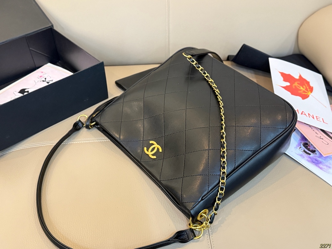 &yen;150折叠盒 香奈儿CHANEL Hobo腋下包 这款觉得手拎就很好看 配休闲装很酷啊！ 实物很漂亮 质感超级棒 尺寸：32 29