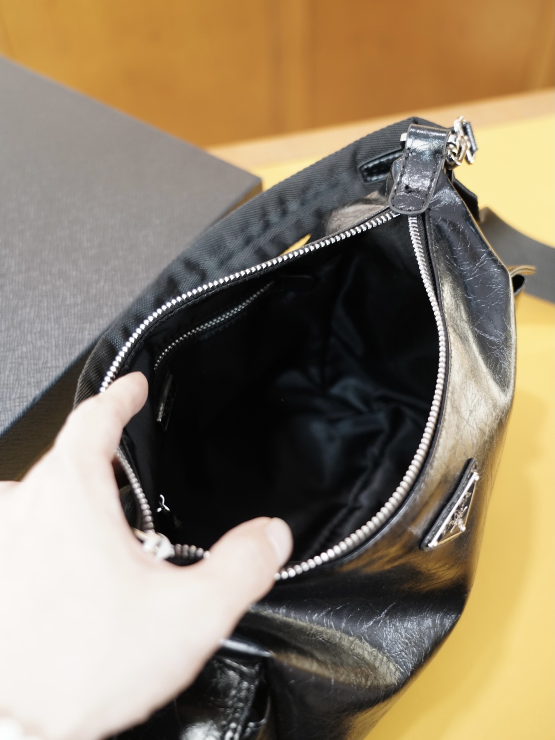 P140 🇮🇹 PRADA 普拉达 官网同步 高版本 斜挎单肩背包 永恒不过时的标志性产品 纯原单牛皮 顶级五金制作 非市面普通版本 贸易公司订单货 全部实拍 实用性非常高 完全不用担心穿搭 配全套包装礼品盒 【规格：30x20x10】