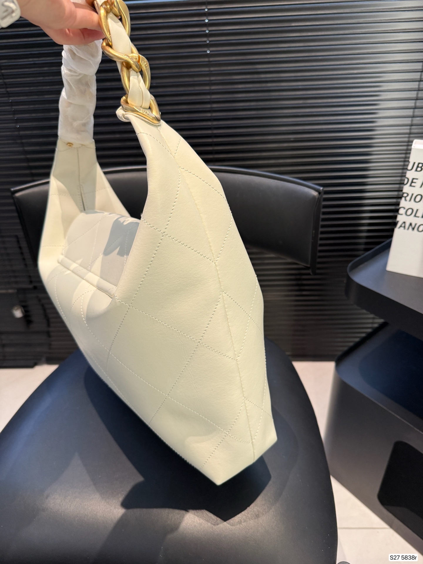 P185 Chanel奶白编织链包｜是仙女包没错了 谁能拒绝奶白色的温柔暴击⁉️ 香奈儿这系列把优雅刻进了DNA 日常通勤、出街都能搭 菱格纹+编织金属链手柄 奶白色皮质干净又高级 金色双C扣精致感拉满，温柔又大气 尺寸32 27 货号5838