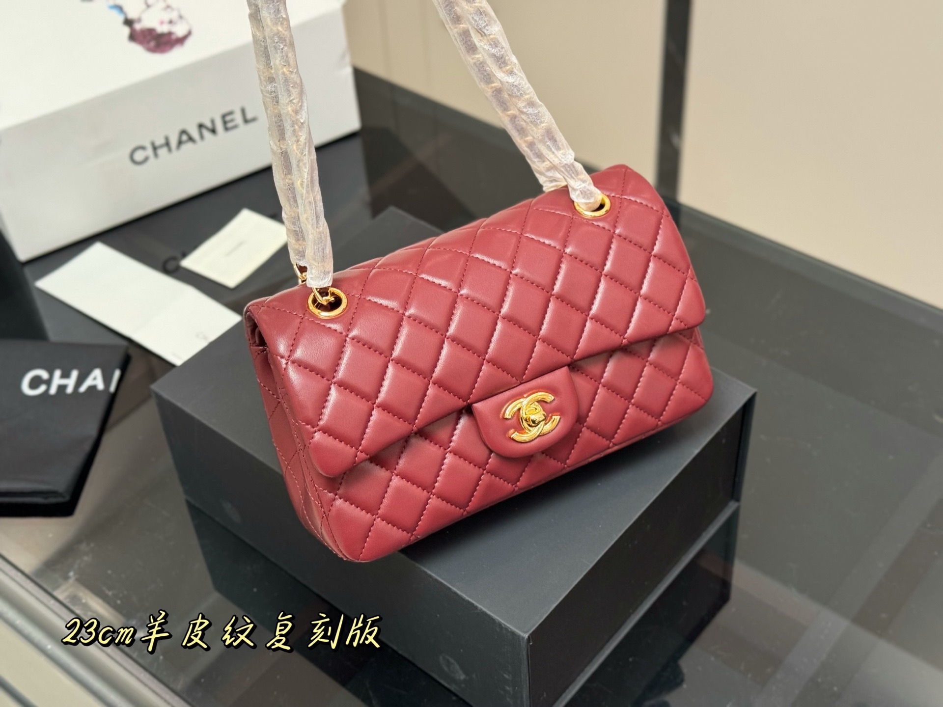 &yen;185 配折叠盒飞机盒 size:23cm 香奈儿 cf我们一直很用心在做 秒杀其他市面上的货 顶级原单鱼子酱 很舒服的一种！ 不管您是谁 稳稳hold住哦✔️✔ 四季必备单品！