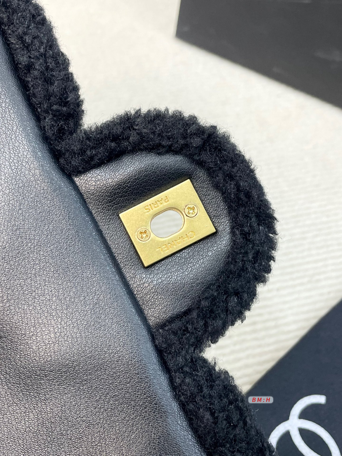 💰210 香奈儿CF系列25N黑白千鸟格粗花呢包链条包斜挎包，经典千鸟格纹+金色链条，优雅复古气质满分✨。毛呢材质柔软有质感，秋冬搭配大衣毛衣超有氛围感！日常通勤、出街都很实用，手机卡包轻松装下。金属双C标志+皮穿链条，细节精致，肩带可调节，单肩斜挎都OK。 尺寸：29*10*20