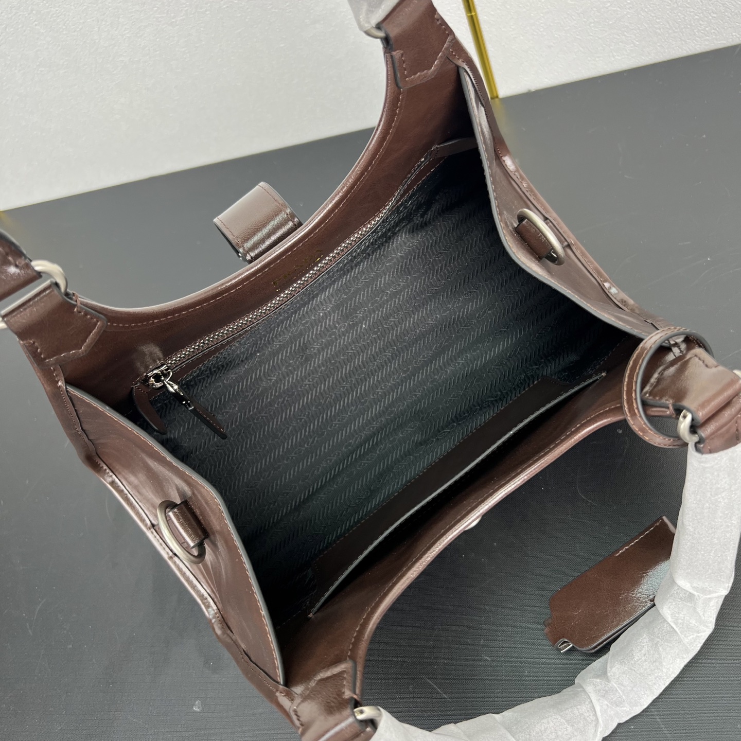 定制版💰338包邮‼️ 🎉新品🎉1BG563新款🎉🎉 这款走秀款采用进口油腊皮，顶级五金，前幅配有插扣锁开合，容量空间大，又可手提又可肩背，上身效果非常大气时尚，喜欢宝宝们，赶紧入手吧🎉🎉 长30.5x高17.5x底9cm🎉🎉🎉