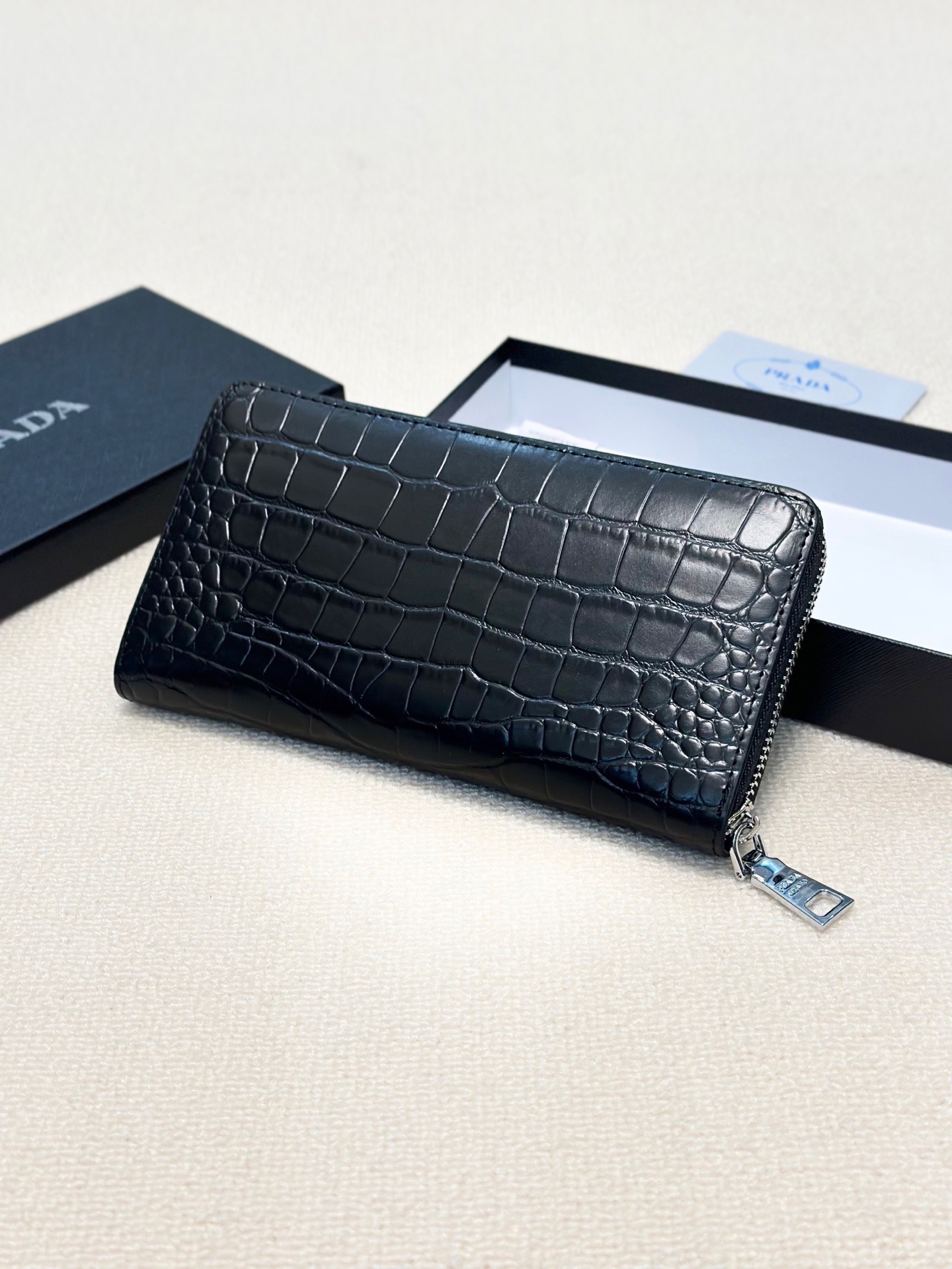 P100🎀🎀颜色 黑🎀尺寸 21x11🎀✨普拉达男士手包💎💎石头纹牛皮🐂，一流手感媲美专柜正品👍，看细节👀多卡位大容量，现货供应