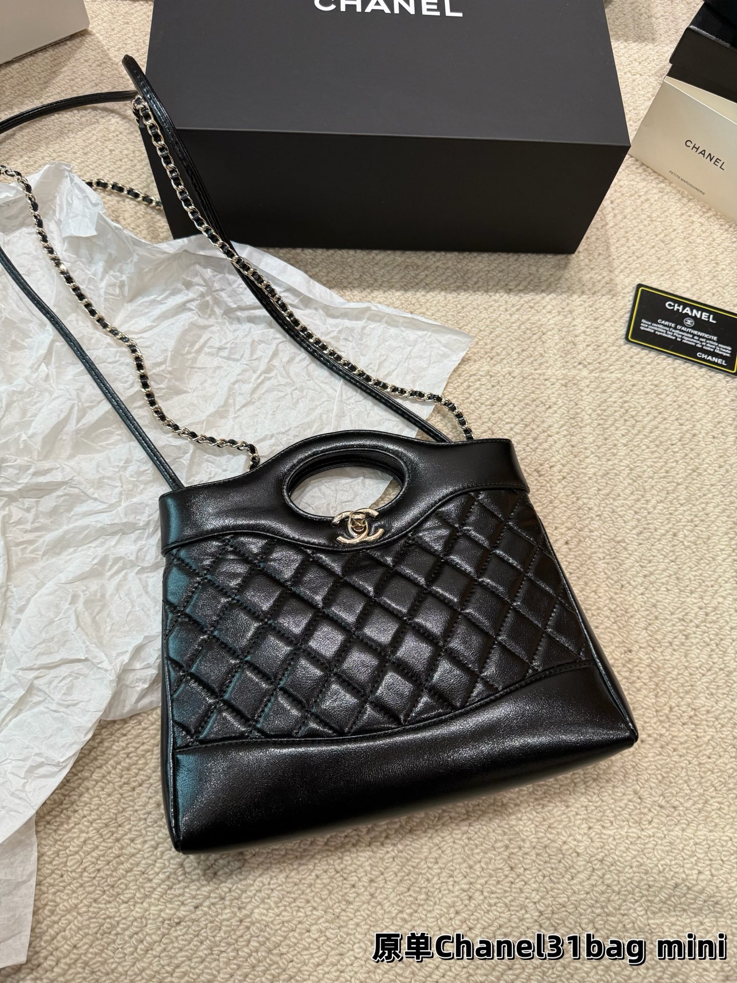 P160 香奈儿 Chanel 31bag mini 这种独具设计感的经典款很难见到的哇～ 这种颜值的美包简直是遇到了就必背的存在 相比较以前的中古来说～新款的设计更具流畅~更具优雅格调 全套包装 尺寸23.19