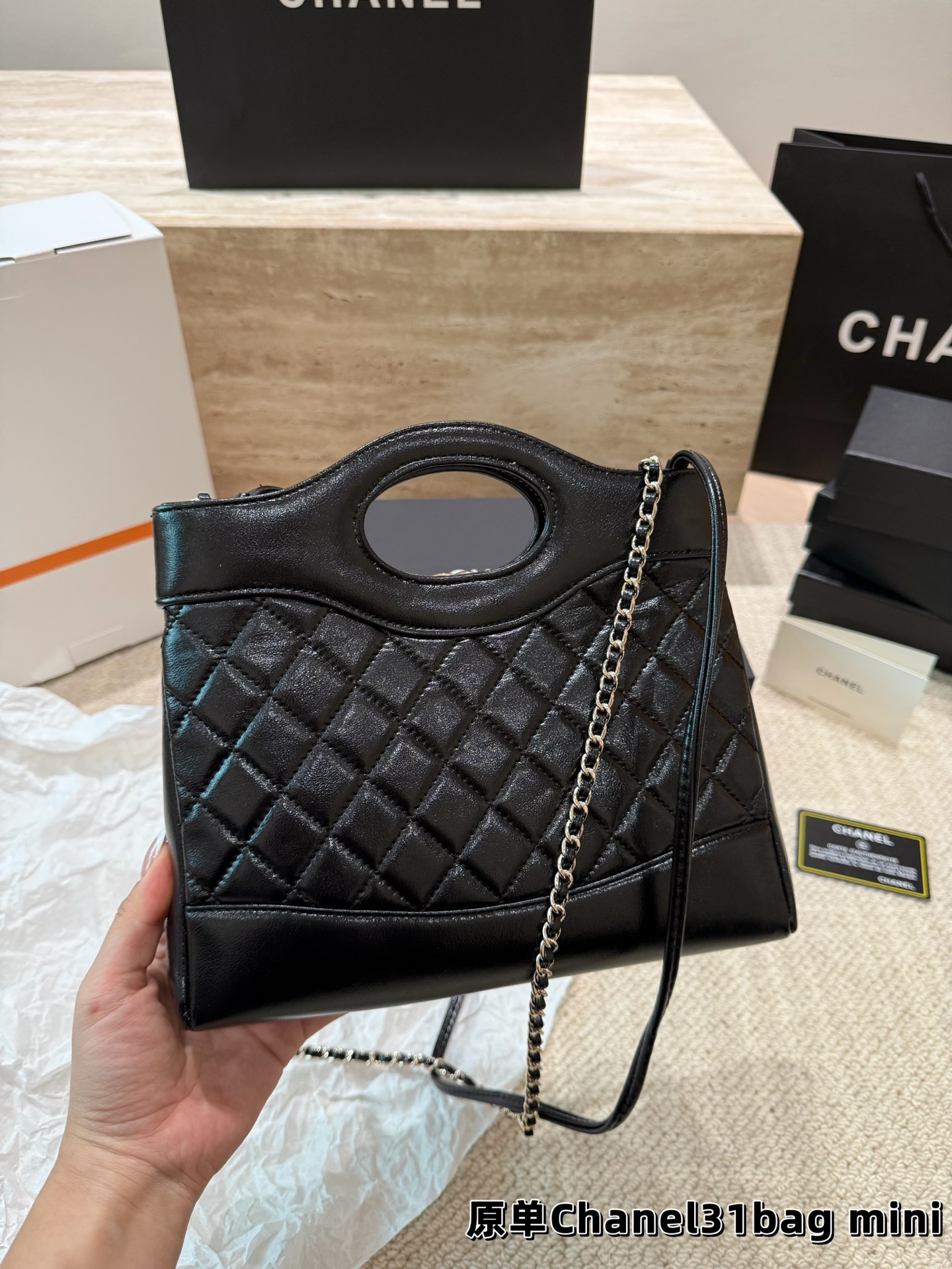 P160 香奈儿 Chanel 31bag mini 这种独具设计感的经典款很难见到的哇～ 这种颜值的美包简直是遇到了就必背的存在 相比较以前的中古来说～新款的设计更具流畅~更具优雅格调 全套包装 尺寸23.19