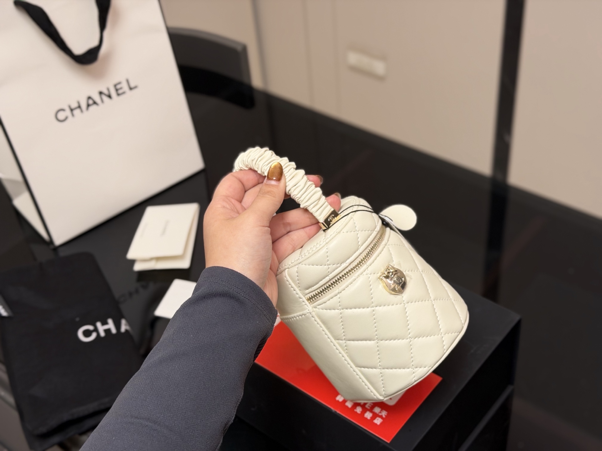 &yen;165 折叠盒 香奈儿Chanel 是美到炸裂的水桶包!! 很精致,容量也超级力! 手机纸巾卡 包唇膏绝无问题,精致得不行! 而且.上身效果棒棒的,链子长度刚好, 取东西 超方便 上身效果不错,不挑人，轻巧, 容量大,肯定实用! 尺寸:13.13cm