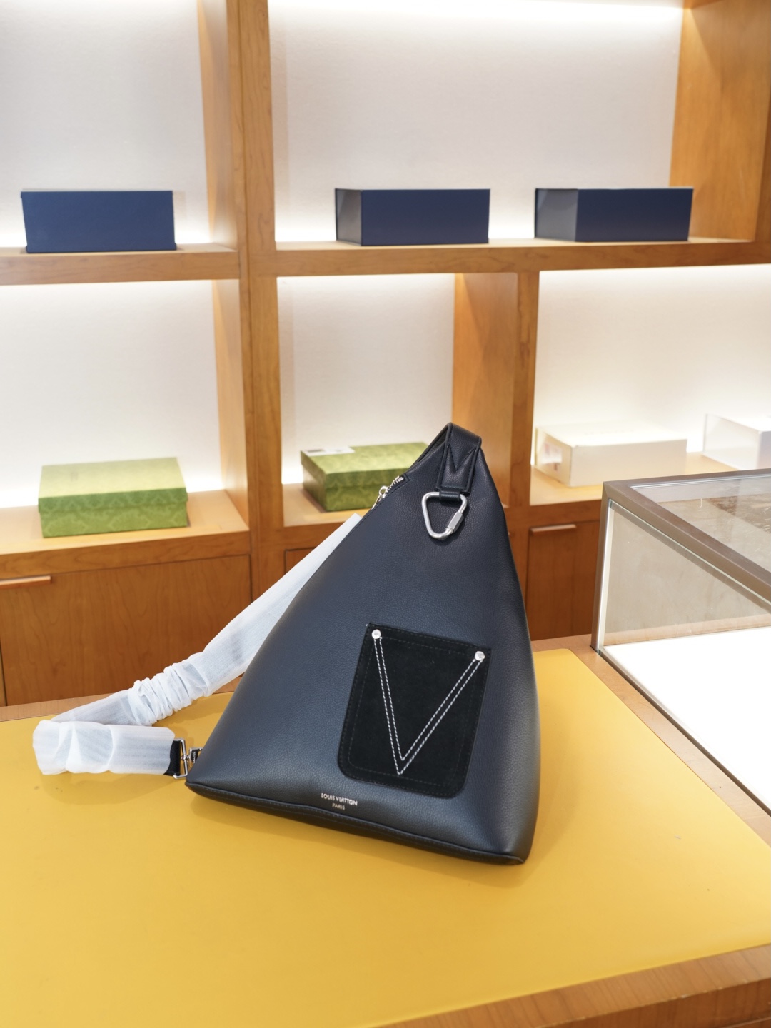 P115 🇮🇹 普拉达 官网同步 高版本 胸包 永恒不过时的标志性产品 纯原单牛皮 顶级五金制作 非市面普通版本 今年PRADA最爱的款式 全部实拍 实用性非常高 完全不用担心穿搭 【规格：30x35x5】