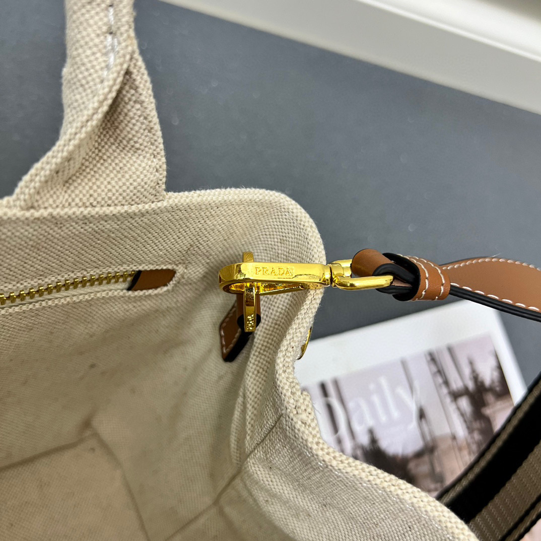 💰200包邮‼️ 新品首发*+2025summer新品亚麻混纺配皮托特包 小号 优雅时尚夏日度假风情托特包 采用亚麻混纺面料精心打造 配以牛皮双腕带 正面标志性字母徽标压花 超实用的托特包造型 配有可拆卸皮革钥匙环 简约精致内里容量超大超好用 简直是太棒了 .时尚潮人新宠 完美细节媲美砖柜超级棒5炎评价 size:25*19*15cm 型号：1BD678