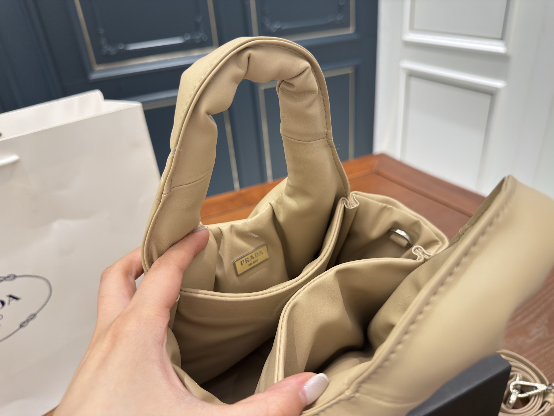 （折叠盒⚠️）p170 Prada洋气单品 普拉达菜篮子包 这个系列将是Prada接下来一整季的主打款式。Prada 手袋的曲线型设计分外醒目，当手包很优雅，时尚百搭！打麻将逛街也很轻便哦！尺寸 17 15