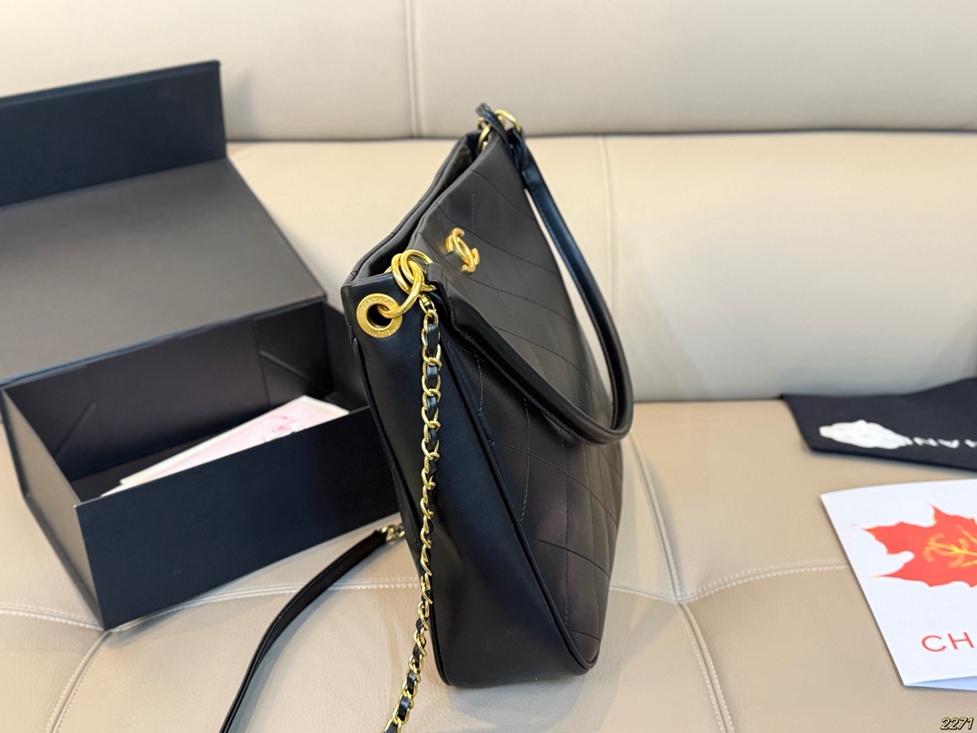 &yen;150折叠盒 香奈儿CHANEL Hobo腋下包 这款觉得手拎就很好看 配休闲装很酷啊！ 实物很漂亮 质感超级棒 尺寸：32 29