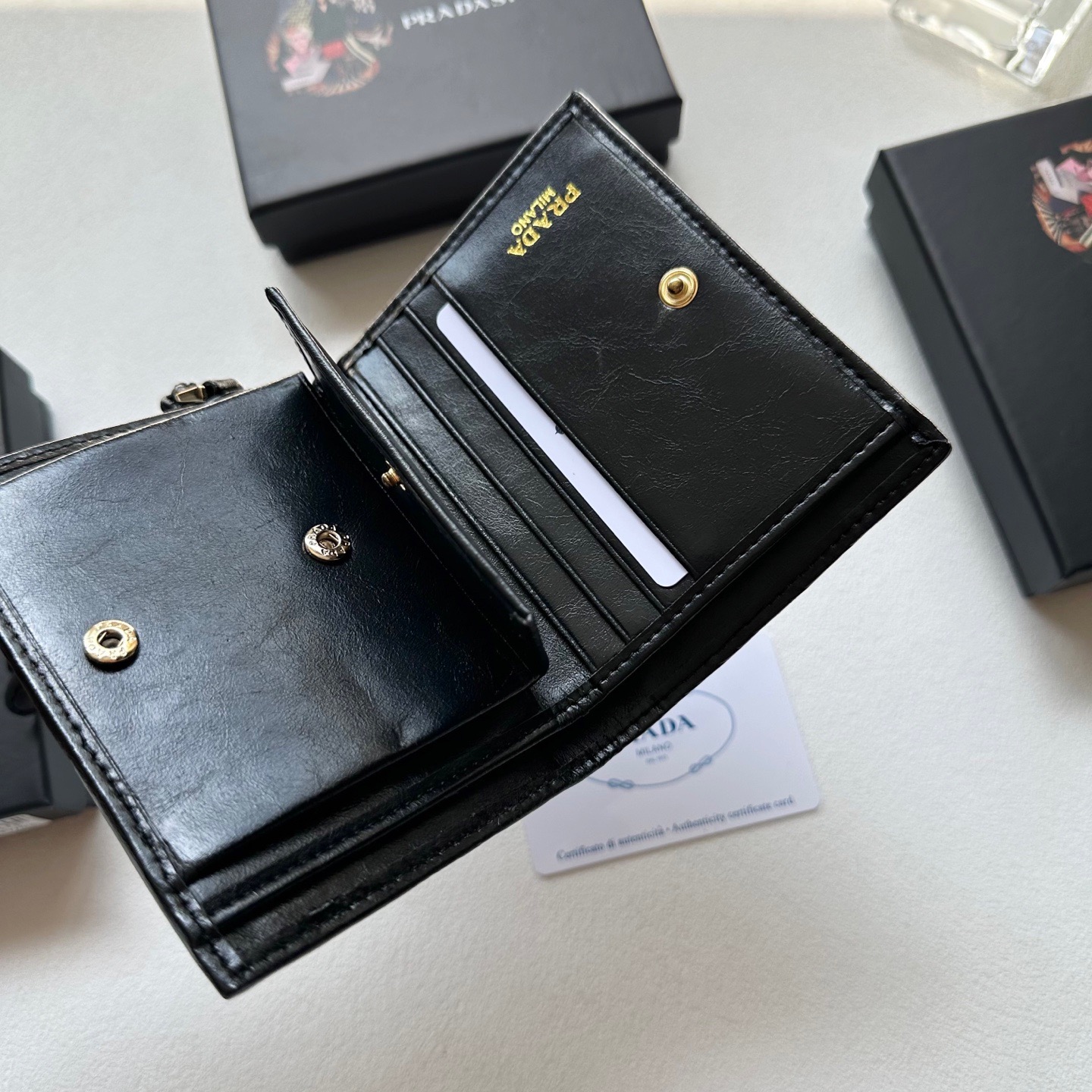 p95🎀🎀颜色 黑 灰 粉🎀尺寸 11x10🎀普拉达👏时尚钱包，优质油蜡牛皮👍🏻高档五金配件，内阁丰富，超级实用❗️现货高品质！