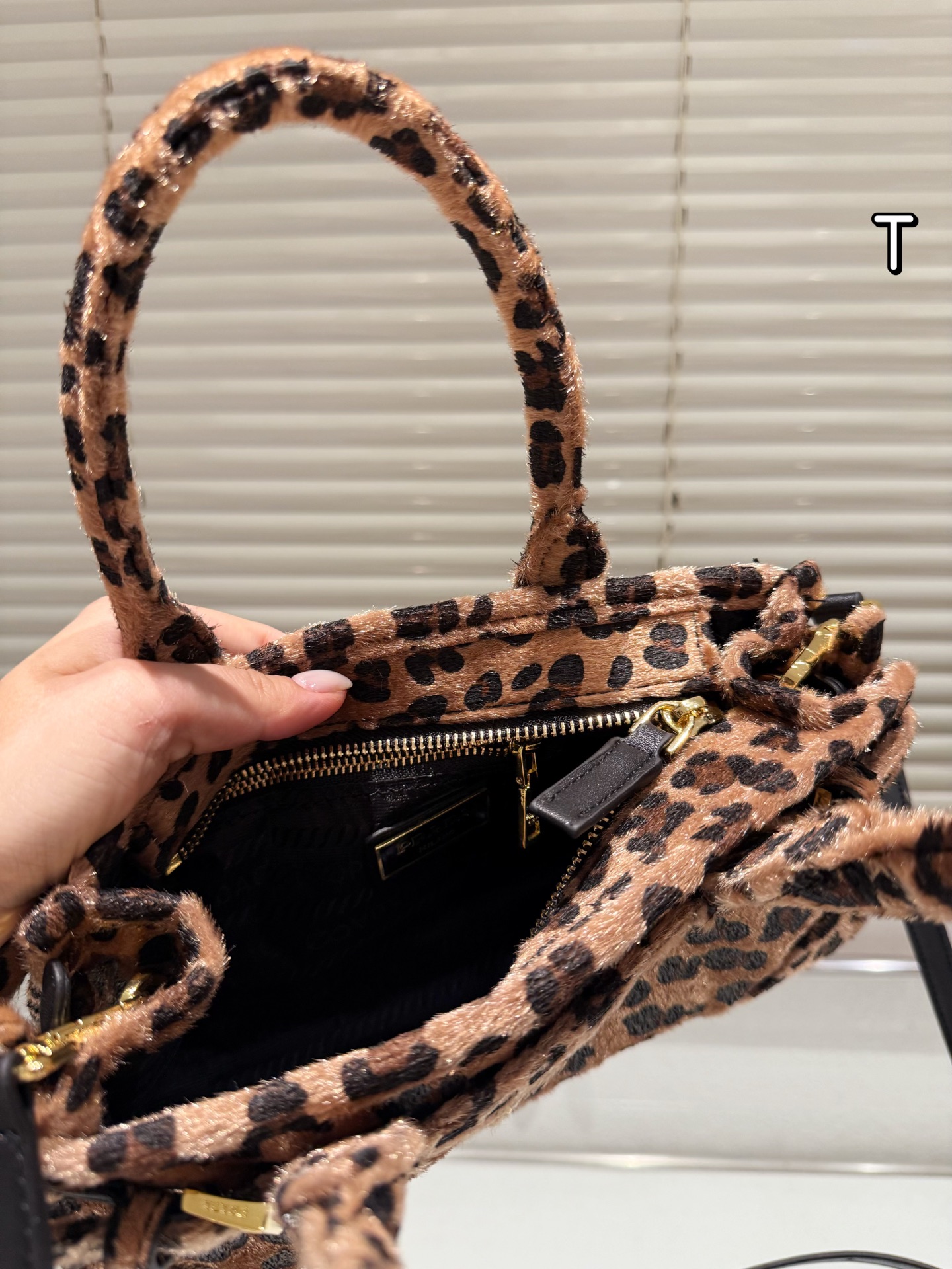 P160 Prada 普拉达Bonnie手袋 &Prada Bonnie手袋采用黑白奶牛纹压花小羊皮，触感柔软细腻，搭配标志性三角金属徽标，辨识度超高。，轻巧便携，配有可拆卸链条肩带，支持手提、单肩或斜挎多种背法。奶牛纹设计俏皮又时髦，秋冬搭配简约或亮色服饰都超出彩国，轻松提升造型亮点！ 迷你尺寸12&times;23.5x9cm