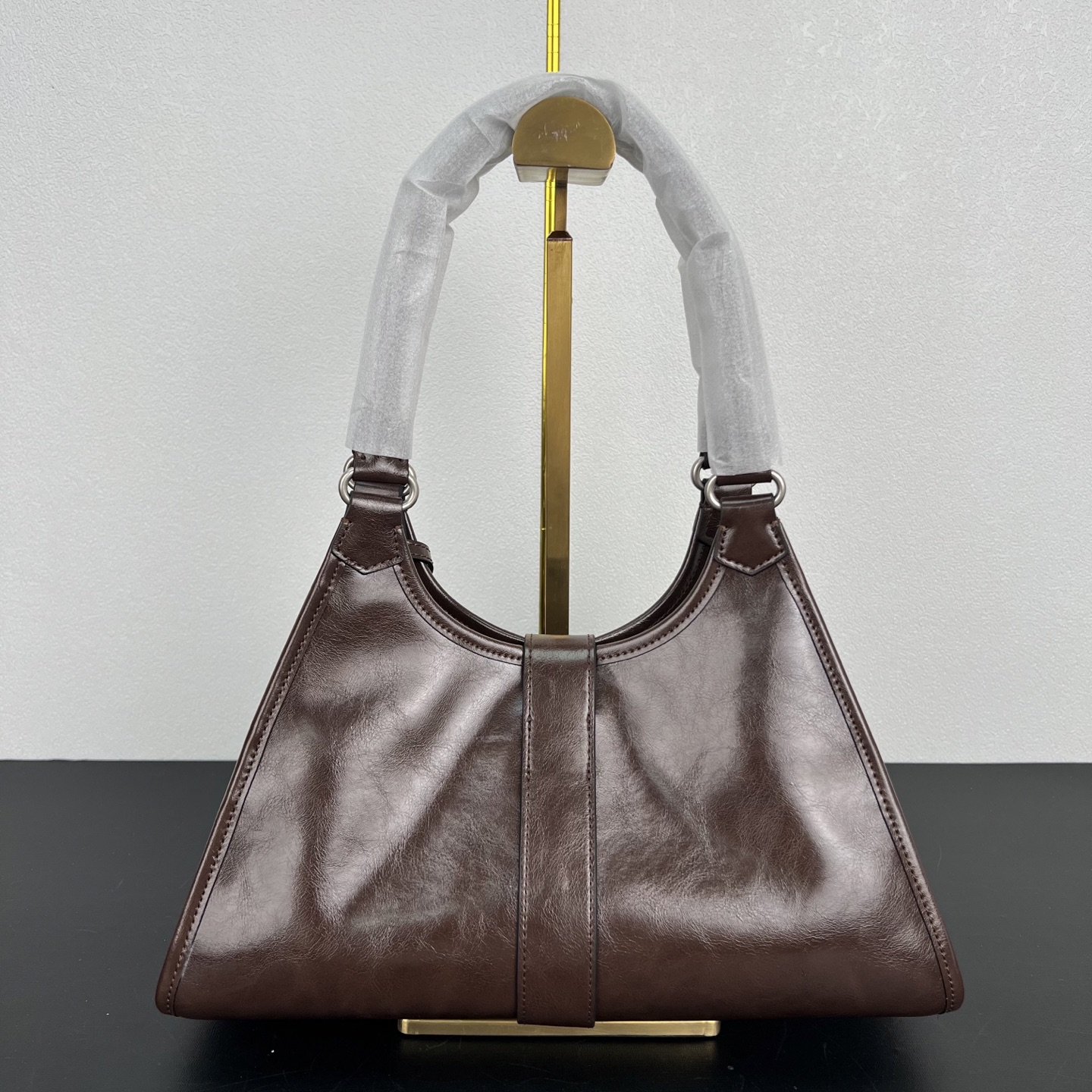 定制版💰338包邮‼️ 🎉新品🎉1BG563新款🎉🎉 这款走秀款采用进口油腊皮，顶级五金，前幅配有插扣锁开合，容量空间大，又可手提又可肩背，上身效果非常大气时尚，喜欢宝宝们，赶紧入手吧🎉🎉 长30.5x高17.5x底9cm🎉🎉🎉