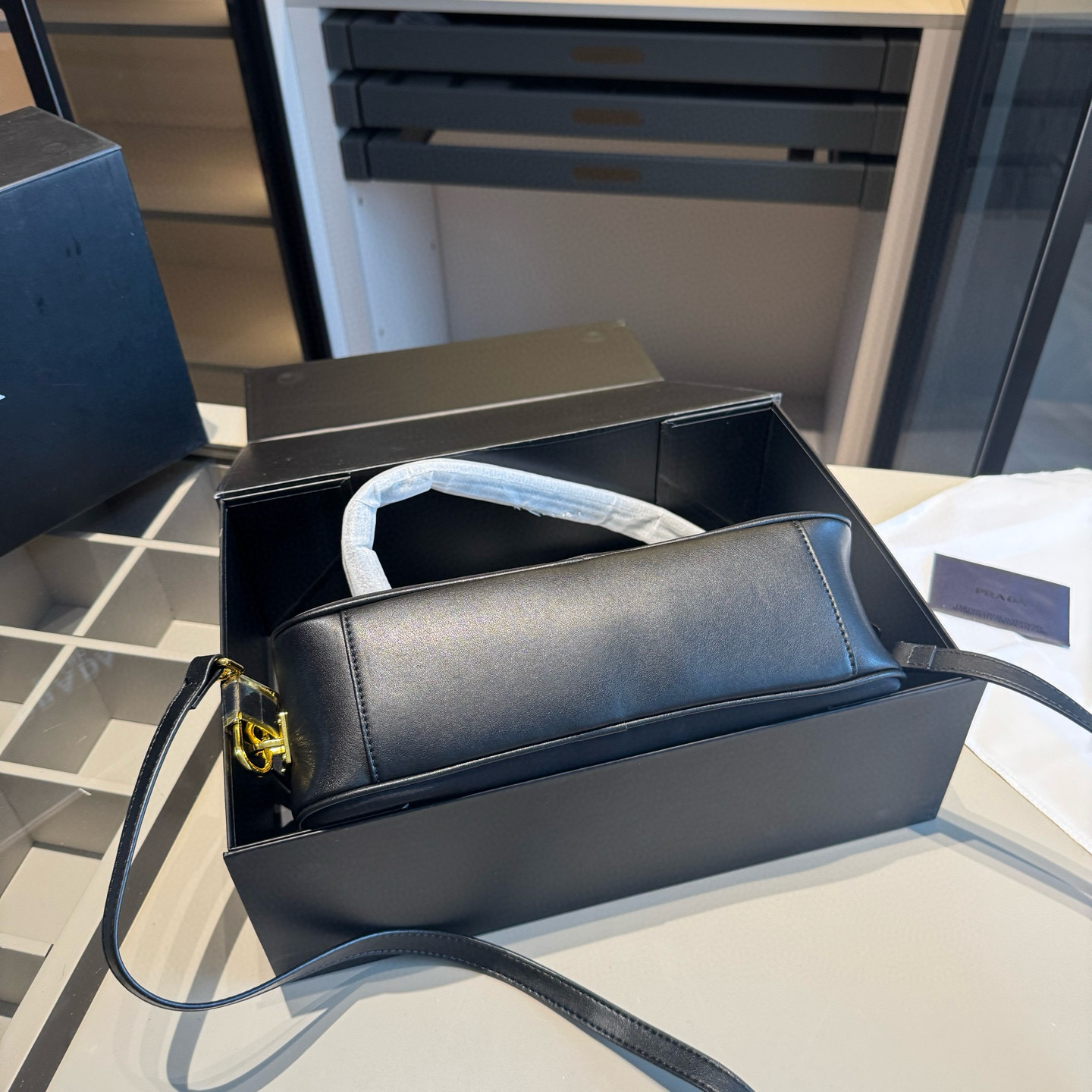 🅿️185～🅿️190～🅿️195✅新品推荐🔜 高端货🔥Prada普拉达专柜新款锁头腋下包～👍明星同款！到哪都是回头率👍专柜同款哦！品质堪比正品！进口面料外出轻便实用！原版顶级五金🎁原版礼盒包装（size：小号28*14 中号30*18 大号34*23）
