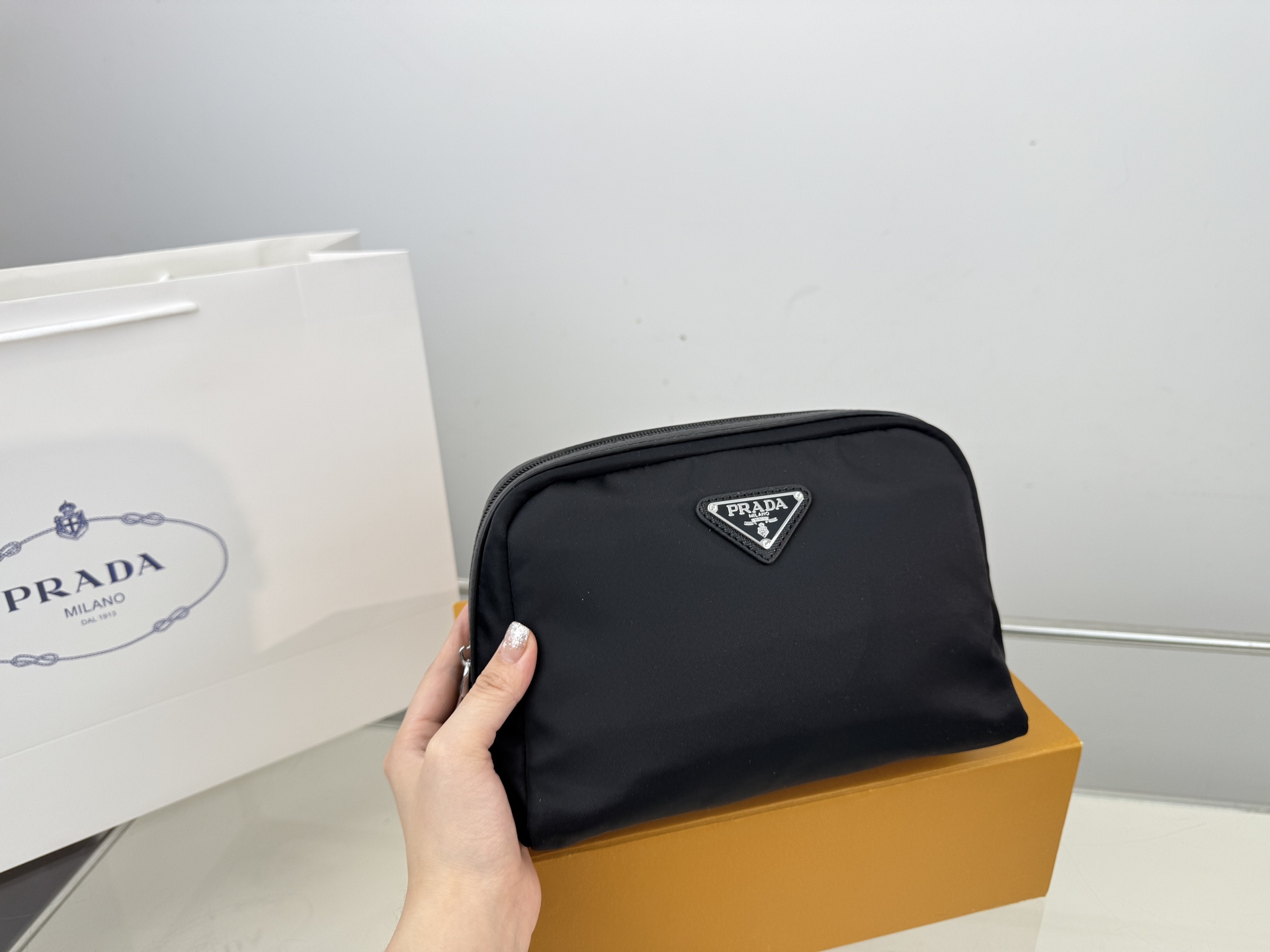 （无盒⚠️）p105 Prada 普拉达 尼龙布手拿包 手包 经典百搭 实物拍摄 原厂原版面料 size：12*22cm