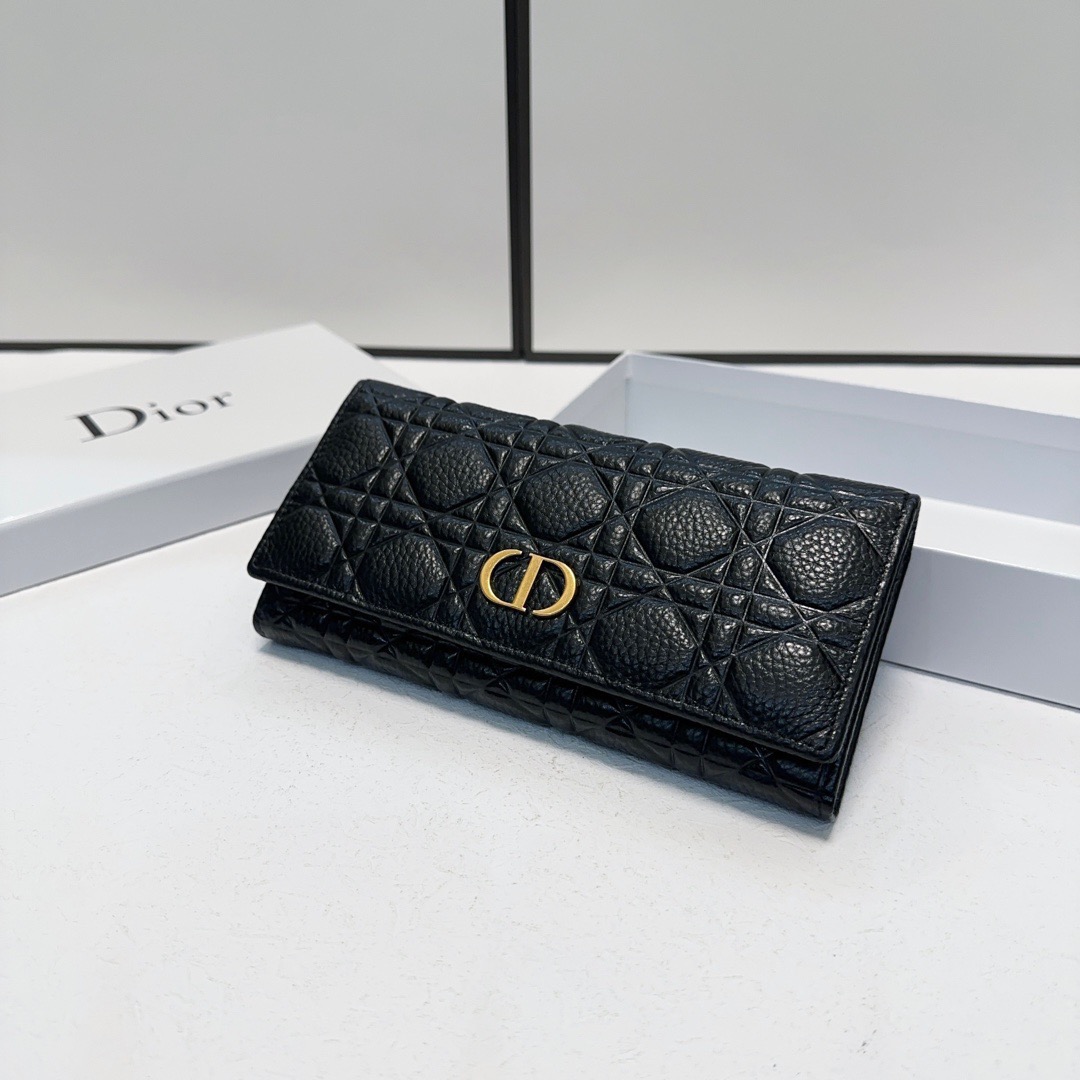 P95🎀🎀颜色 黑🎀尺寸 19x10🎀迪奥👏时尚钱包 🎃🎃头层牛皮压花🐂内阁超丰富👍女士专属🔥现货