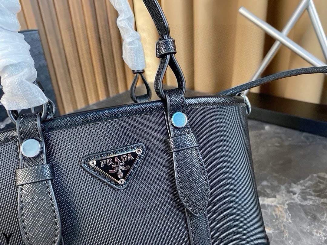 p125/p120 配盒🎁 Prada/普拉达家尼龙包！ 犹如潇洒在普拉达女包的体闲生活中穿梭 内设贴袋 可拆卸式斜挎肩带 面料纹路清晰 走线均匀! 尺寸：24*14/21*12