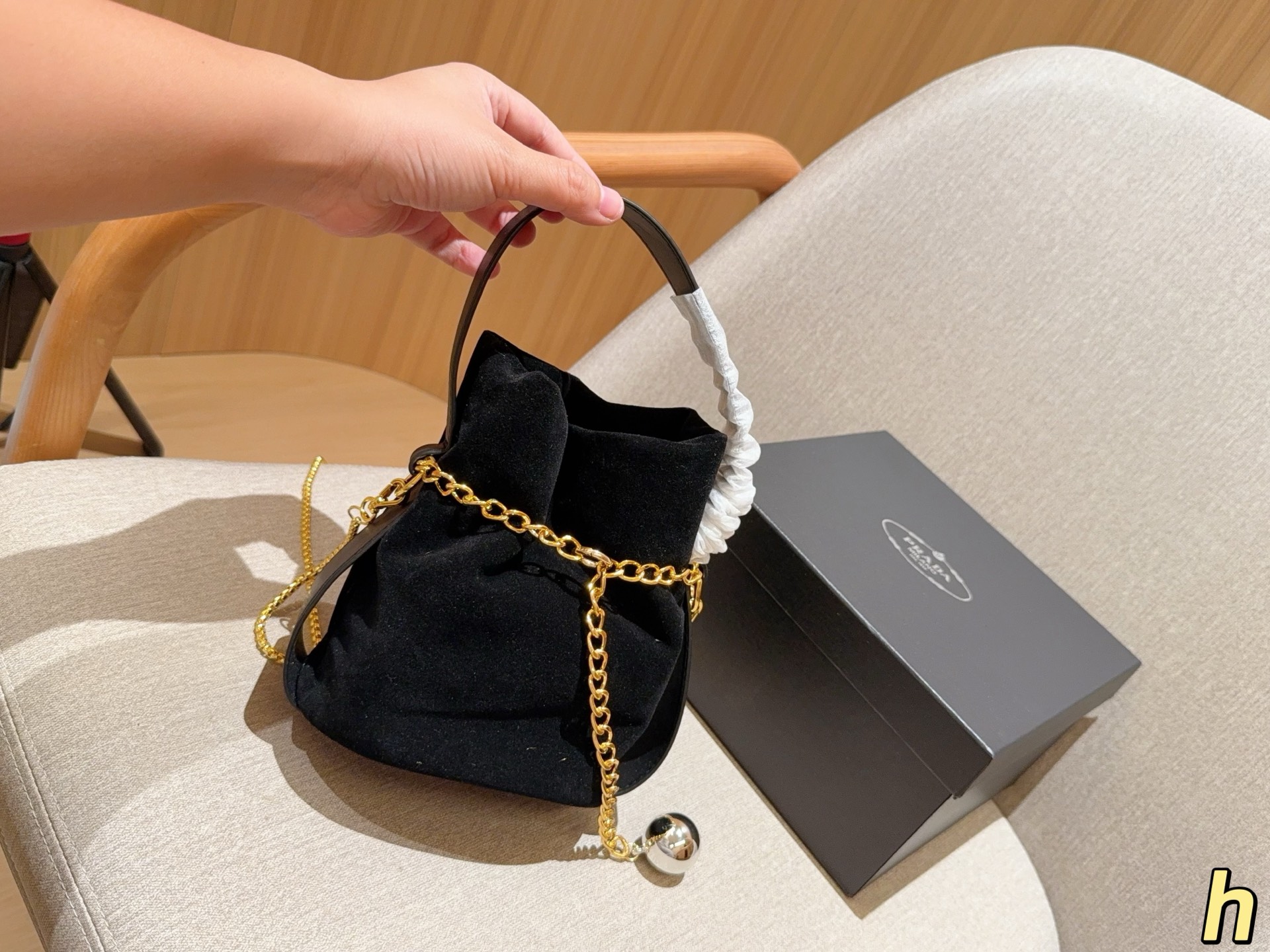 💰120 Prada普拉达 25ssMariner麂皮绒水桶包～链条斜挎包～ 尺寸：17&times;18&times;12 礼盒包装🎁