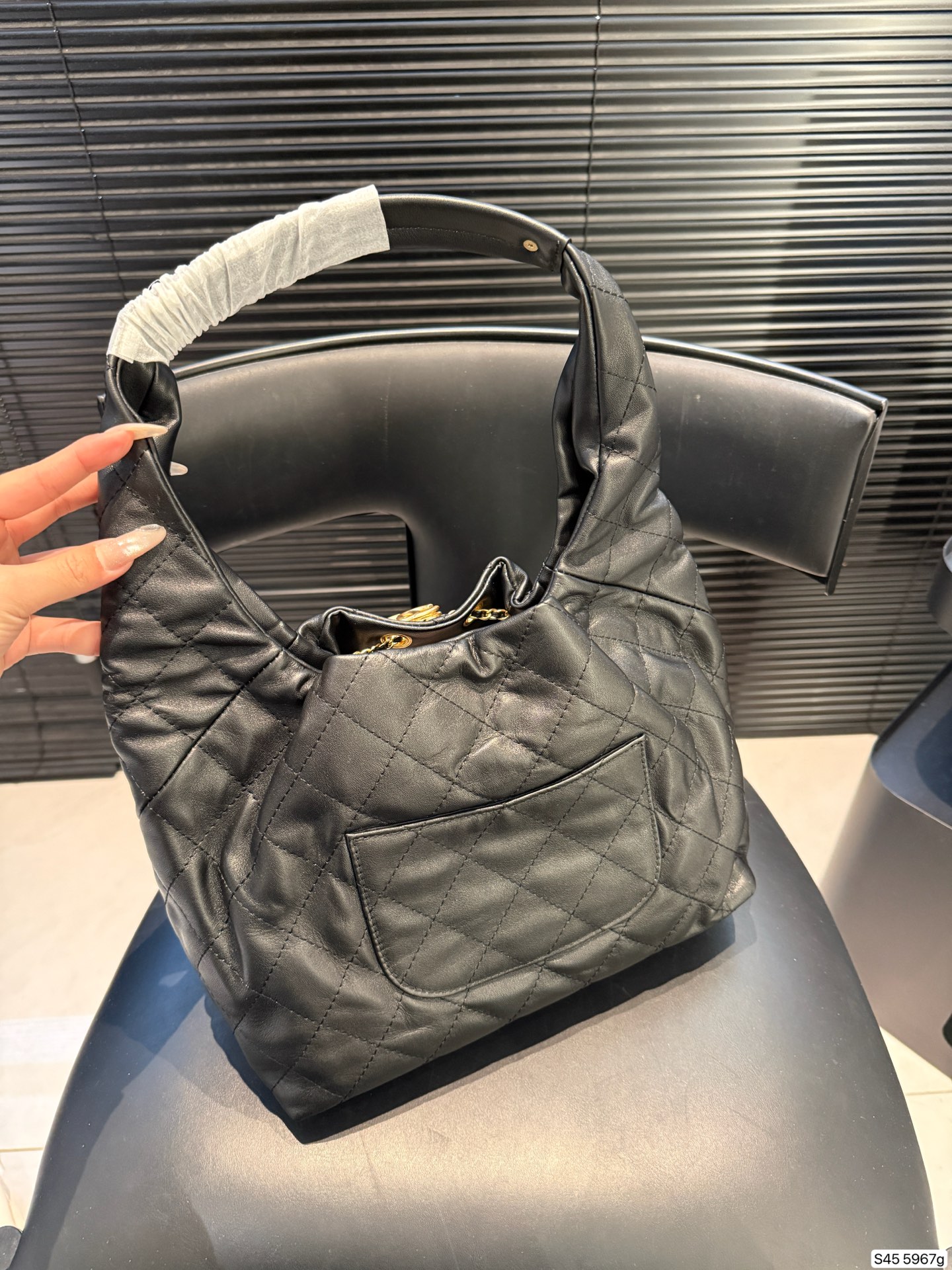 P275 香奈儿新款hobo✅行情早知道🔑少见的推荐 香奈儿2025年推出了全新的Hobo包金属双C扣和链条肩带等设计细节，结合复古与现代元素，成为备受期待的new girl。 尺寸27 21 货号5967