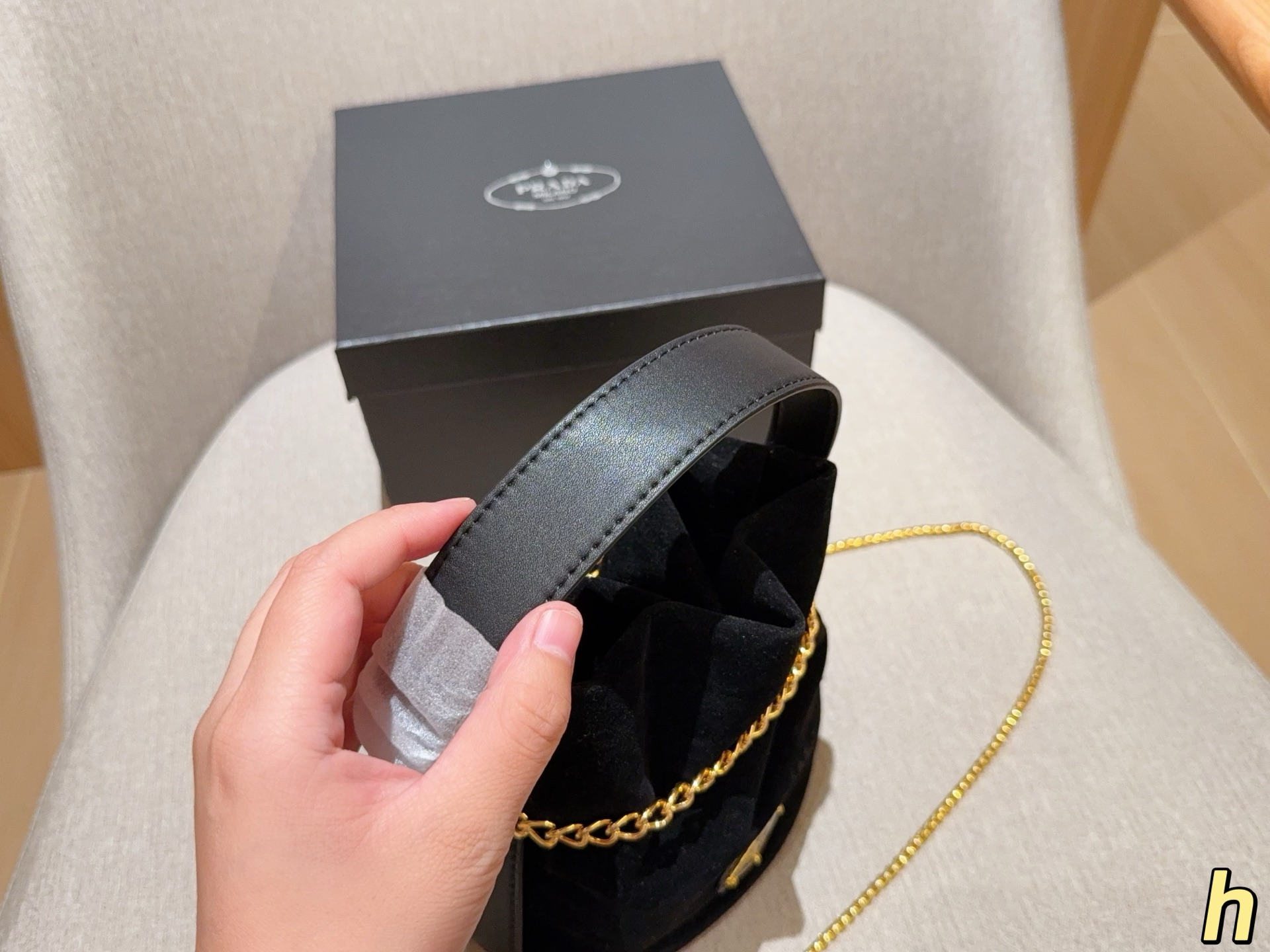 💰120 Prada普拉达 25ssMariner麂皮绒水桶包～链条斜挎包～ 尺寸：17&times;18&times;12 礼盒包装🎁