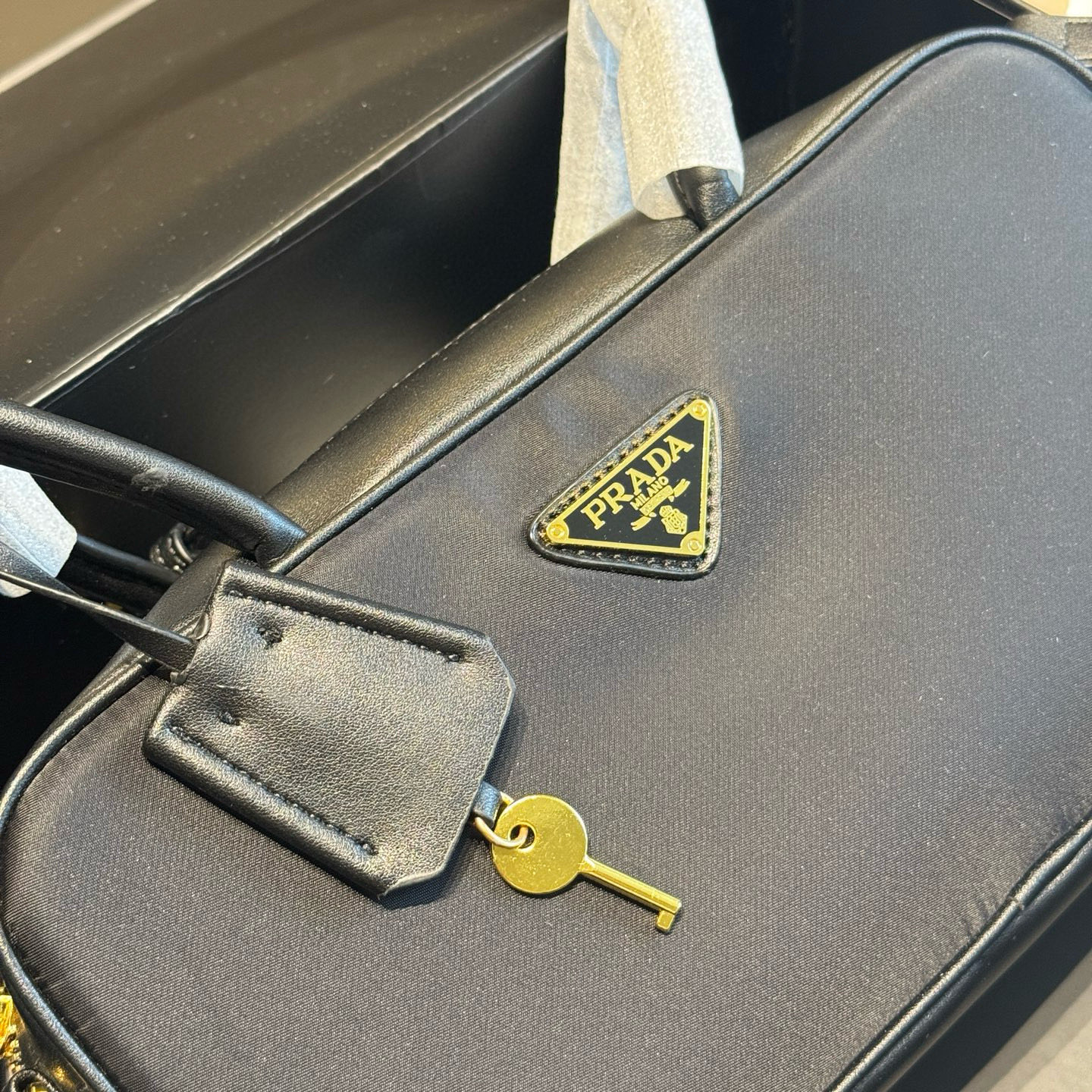 🅿️185～🅿️190～🅿️195✅新品推荐🔜 高端货🔥Prada普拉达专柜新款锁头腋下包～👍明星同款！到哪都是回头率👍专柜同款哦！品质堪比正品！进口面料外出轻便实用！原版顶级五金🎁原版礼盒包装（size：小号28*14 中号30*18 大号34*23）