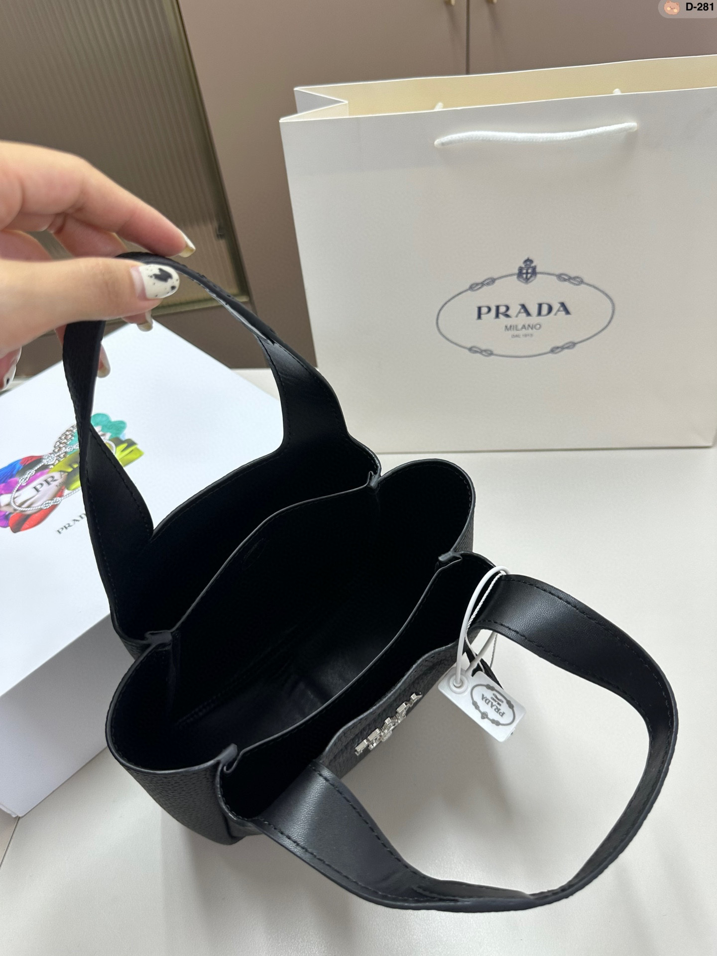 💰p180 普拉达爆款 网红同款 菜篮子 Prada 购物袋牛皮 D-281尺寸18.8.16 折叠盒