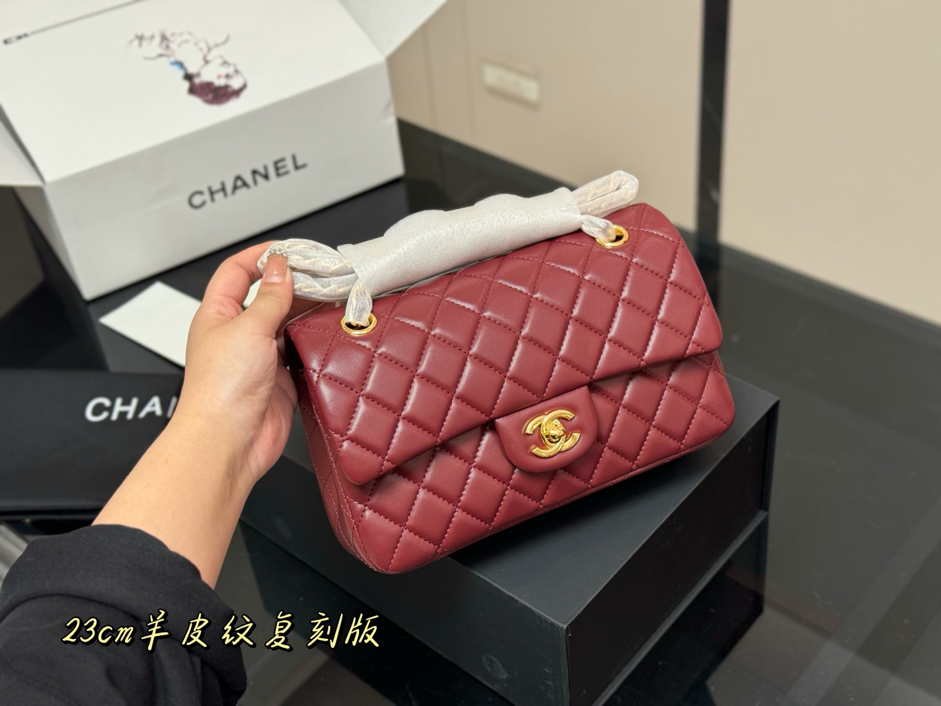 &yen;185 配折叠盒飞机盒 size:23cm 香奈儿 cf我们一直很用心在做 秒杀其他市面上的货 顶级原单鱼子酱 很舒服的一种！ 不管您是谁 稳稳hold住哦✔️✔ 四季必备单品！