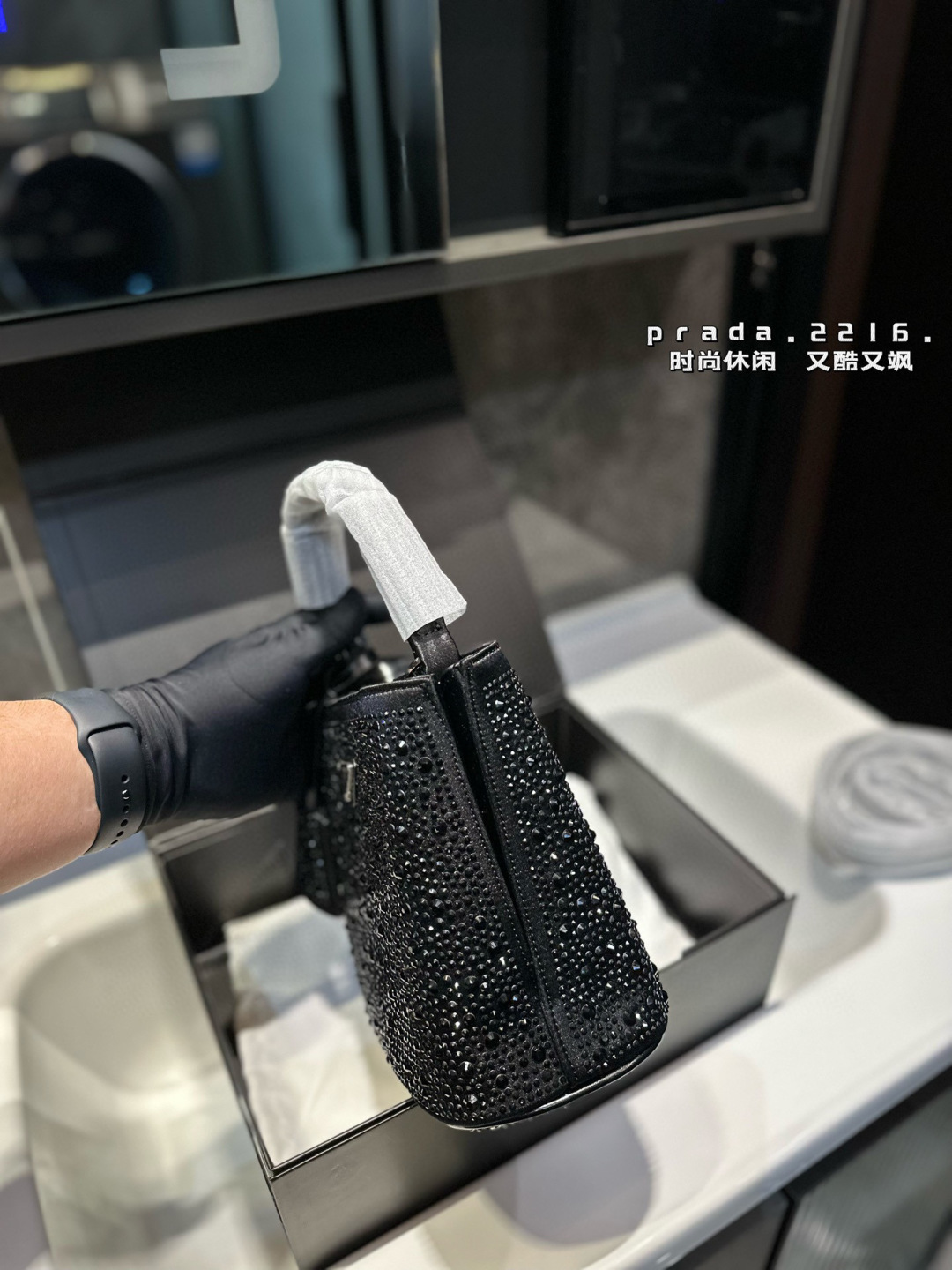 ❤️p150（礼盒包装）❤️ Prada 普拉达新品 闪闪水钻 满钻托特包哇咔咔！整个包都是闪钻镶嵌成的水钻 Prada Hobo包包 在灯光下BlingBling的闪。尺寸：18 19