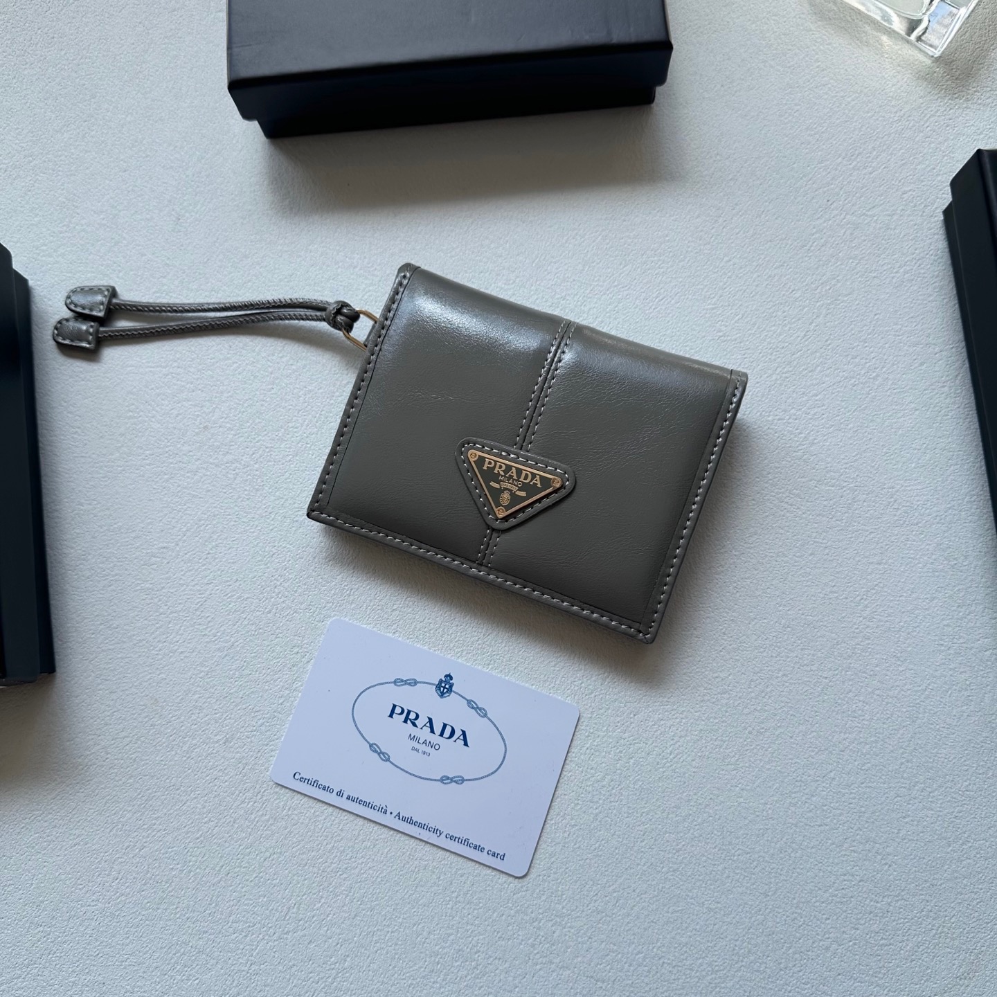 p95🎀🎀颜色 黑 灰 粉🎀尺寸 11x10🎀普拉达👏时尚钱包，优质油蜡牛皮👍🏻高档五金配件，内阁丰富，超级实用❗️现货高品质！
