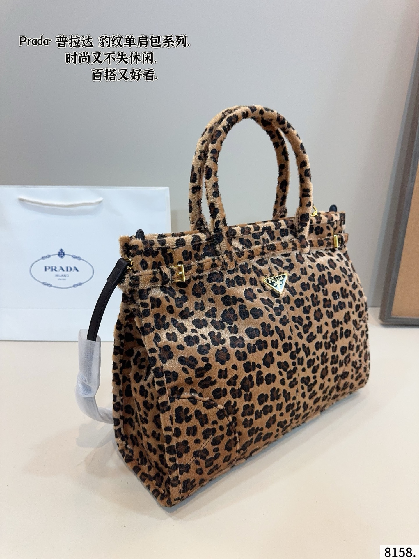 p180 普拉达PRADA Soft lux单肩包. 质感很高级 容量超级大也很耐用 日常出街背它回头率百分百 就是这种随性慵懒感尺寸：38*13*28cm