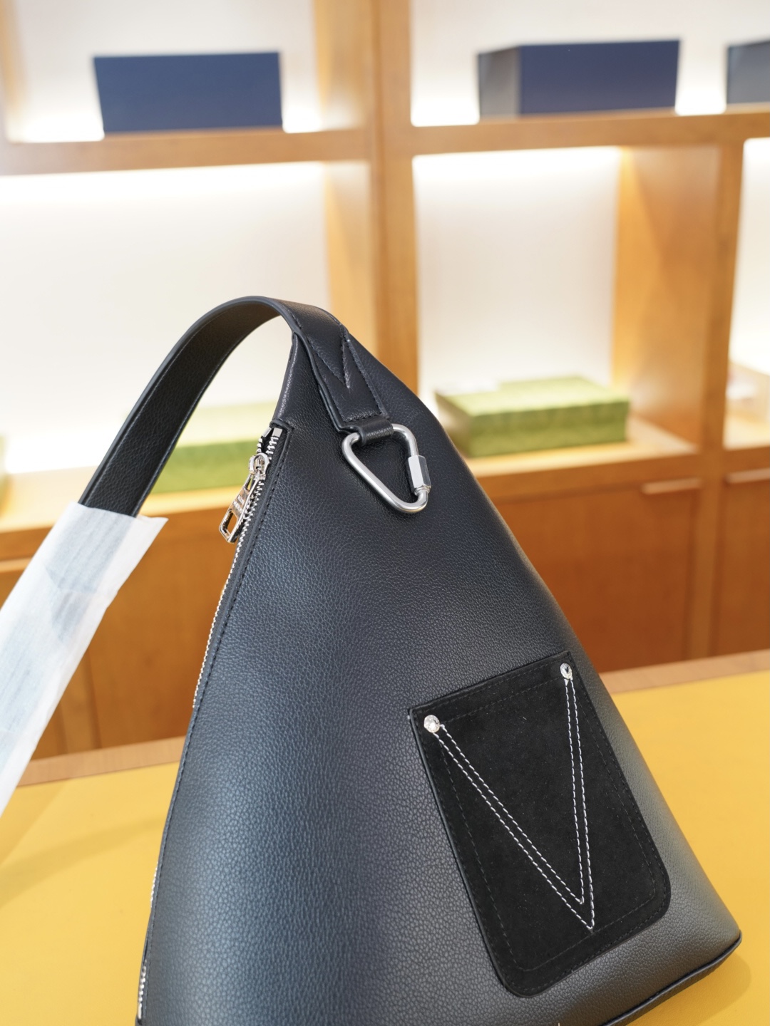 P115 🇮🇹 普拉达 官网同步 高版本 胸包 永恒不过时的标志性产品 纯原单牛皮 顶级五金制作 非市面普通版本 今年PRADA最爱的款式 全部实拍 实用性非常高 完全不用担心穿搭 【规格：30x35x5】