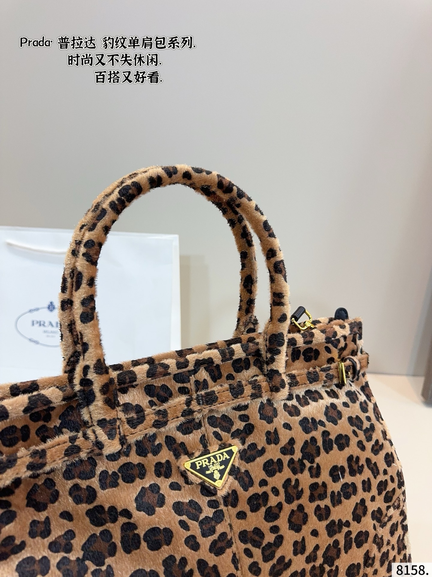 p180 普拉达PRADA Soft lux单肩包. 质感很高级 容量超级大也很耐用 日常出街背它回头率百分百 就是这种随性慵懒感尺寸：38*13*28cm