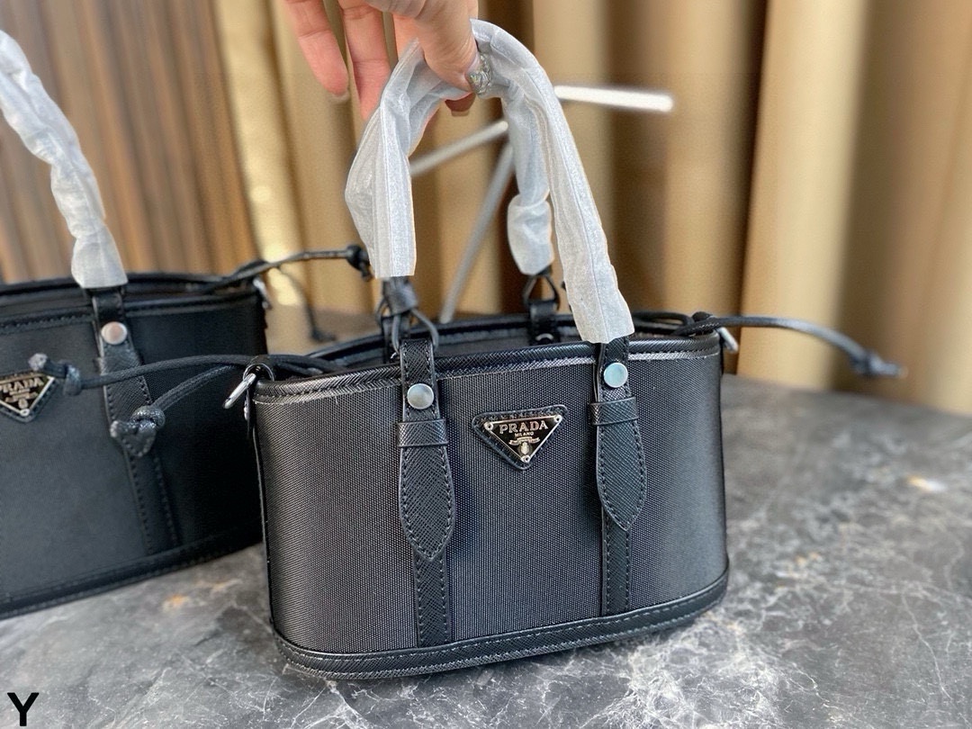 p125/p120 配盒🎁 Prada/普拉达家尼龙包！ 犹如潇洒在普拉达女包的体闲生活中穿梭 内设贴袋 可拆卸式斜挎肩带 面料纹路清晰 走线均匀! 尺寸：24*14/21*12