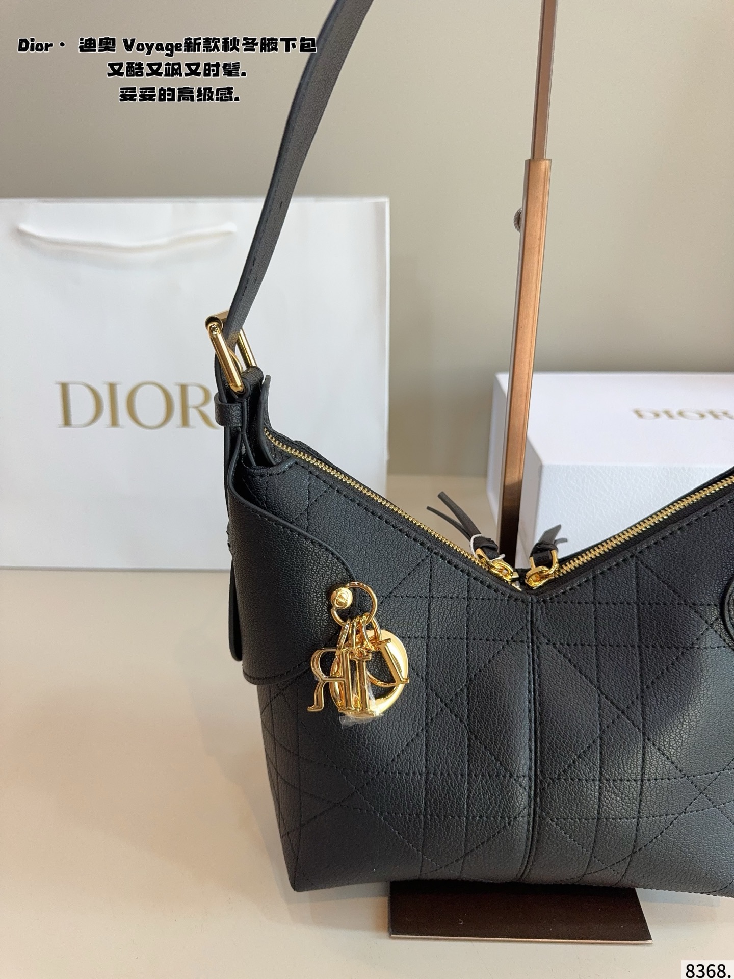 p200配礼盒🎁. 又发现新款啦🤩Dior Voyage秋冬系列腋下包 又是一个迪奥新款腋下包，直接击中心巴上[哇R] 自带松弛感，包形柔软又随意～ 复古的粒面牛皮，经典藤纹格，双拉链设计～ 整体高级又时髦，精致感满满的字母吊坠～ 细节非常到位，超大的容量，自用很轻便哇 背上身满满的松弛感哇尺寸：21*9*20cm