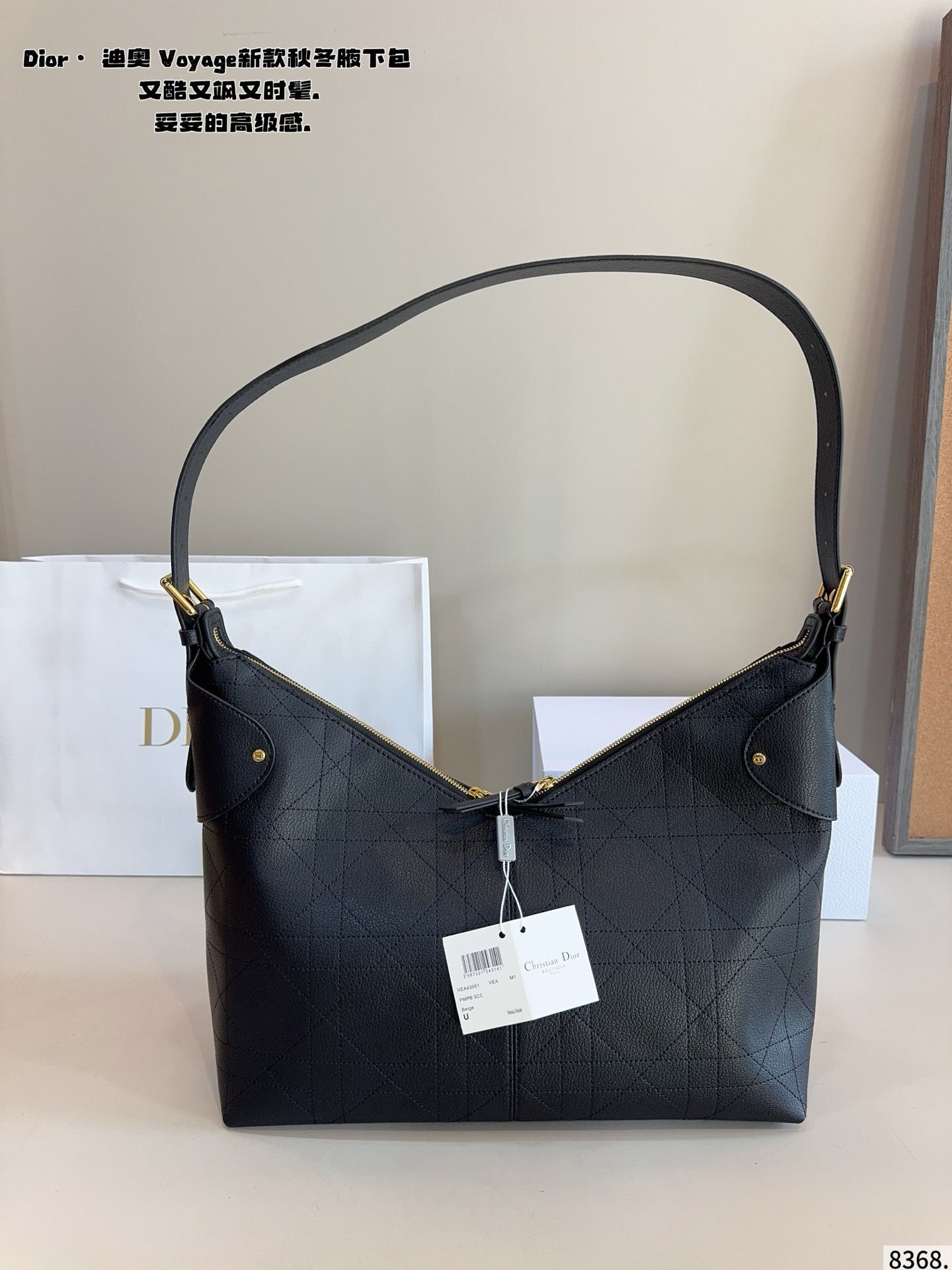 p210 又发现新款啦🤩Dior Voyage秋冬系列腋下包 又是一个迪奥新款腋下包，直接击中心巴上[哇R] 自带松弛感，包形柔软又随意～ 复古的粒面牛皮，经典藤纹格，双拉链设计～ 整体高级又时髦，精致感满满的字母吊坠～ 细节非常到位，超大的容量，自用很轻便哇 背上身满满的松弛感哇尺寸：36*13*29cm