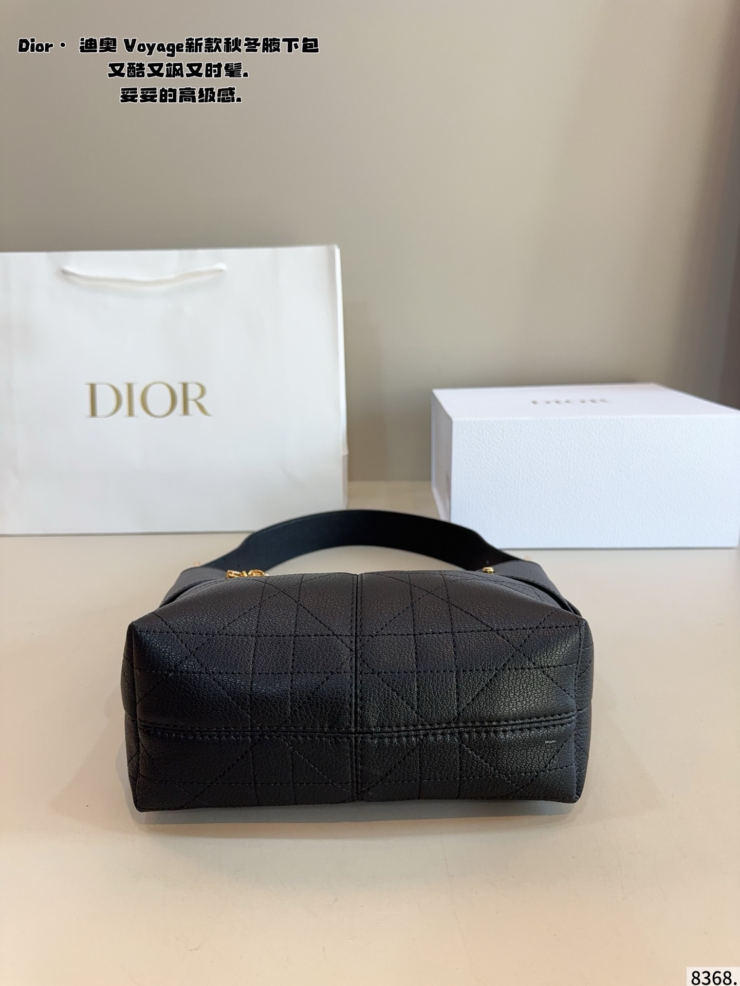 p200配礼盒🎁. 又发现新款啦🤩Dior Voyage秋冬系列腋下包 又是一个迪奥新款腋下包，直接击中心巴上[哇R] 自带松弛感，包形柔软又随意～ 复古的粒面牛皮，经典藤纹格，双拉链设计～ 整体高级又时髦，精致感满满的字母吊坠～ 细节非常到位，超大的容量，自用很轻便哇 背上身满满的松弛感哇尺寸：21*9*20cm