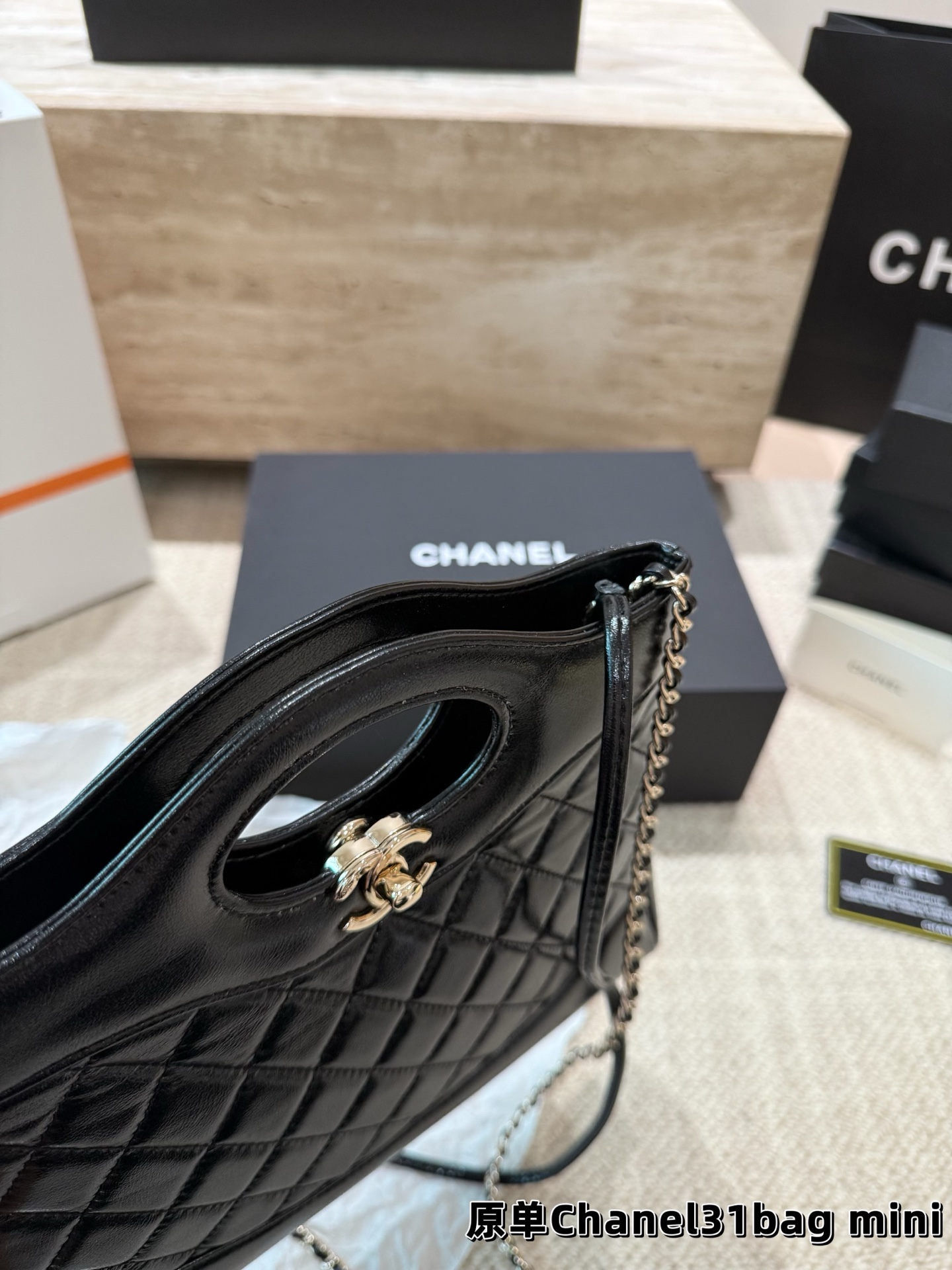 P160 香奈儿 Chanel 31bag mini 这种独具设计感的经典款很难见到的哇～ 这种颜值的美包简直是遇到了就必背的存在 相比较以前的中古来说～新款的设计更具流畅~更具优雅格调 全套包装 尺寸23.19