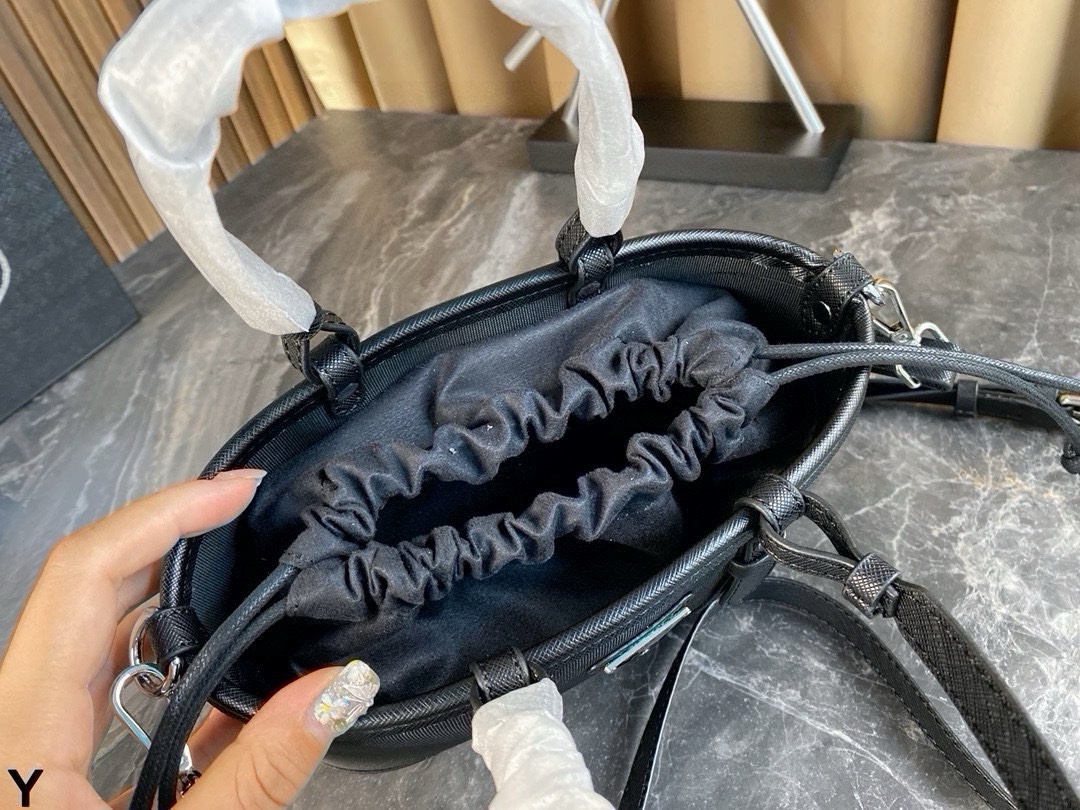 p125/p120 配盒🎁 Prada/普拉达家尼龙包！ 犹如潇洒在普拉达女包的体闲生活中穿梭 内设贴袋 可拆卸式斜挎肩带 面料纹路清晰 走线均匀! 尺寸：24*14/21*12