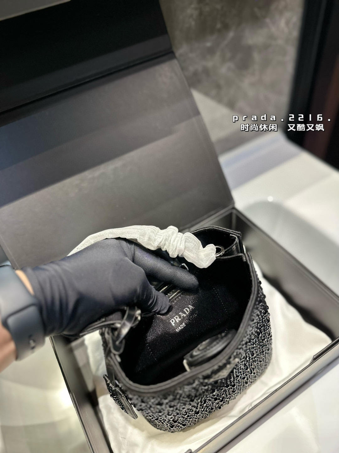 ❤️p150（礼盒包装）❤️ Prada 普拉达新品 闪闪水钻 满钻托特包哇咔咔！整个包都是闪钻镶嵌成的水钻 Prada Hobo包包 在灯光下BlingBling的闪。尺寸：18 19