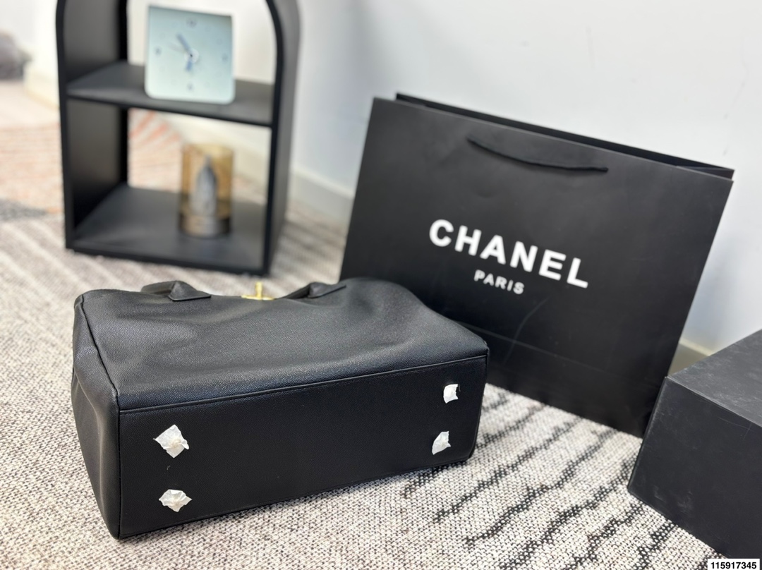 p155 尺寸36.23 Chanel 香奈儿 cerf 鱼子酱荔枝皮 公文包 经典永不过时的Cerf包型，简约大气又实用[哇R]鱼子酱牛皮耐磨耐造有质感！还是黑金配色